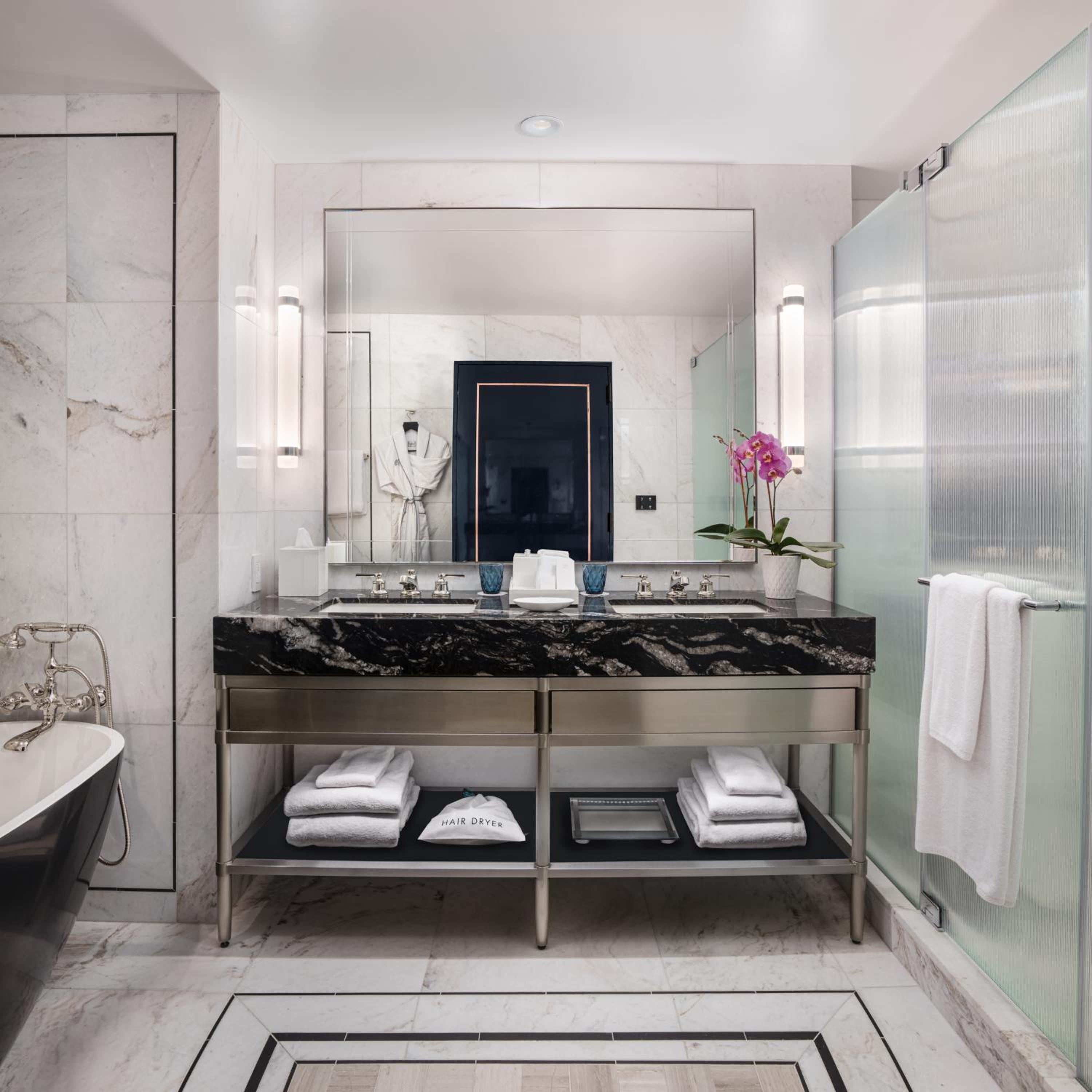 Large King Room with Roll in Shower - Mobility Accessible