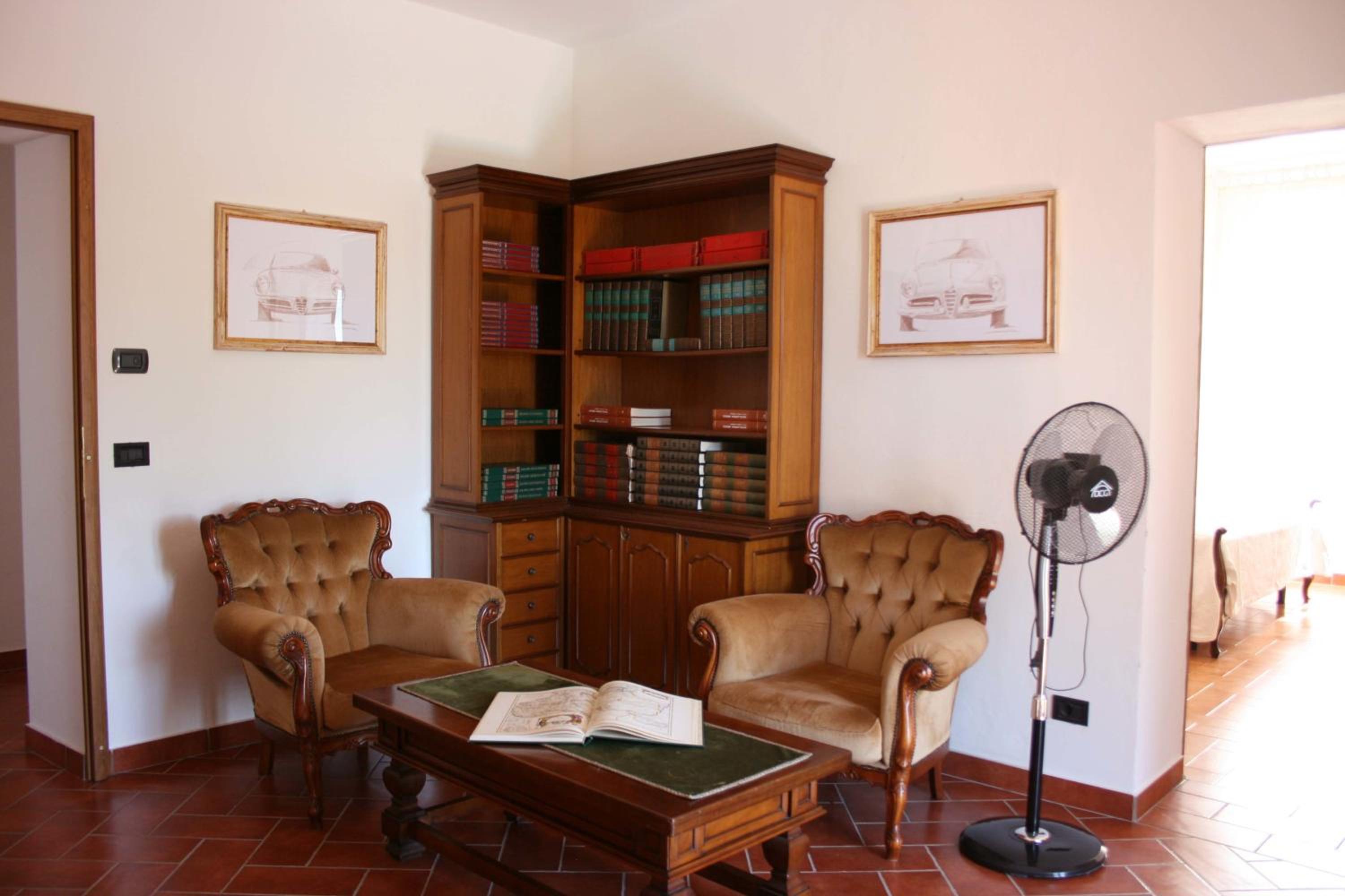 Five-Bedroom Villa - Split Level  photo 3