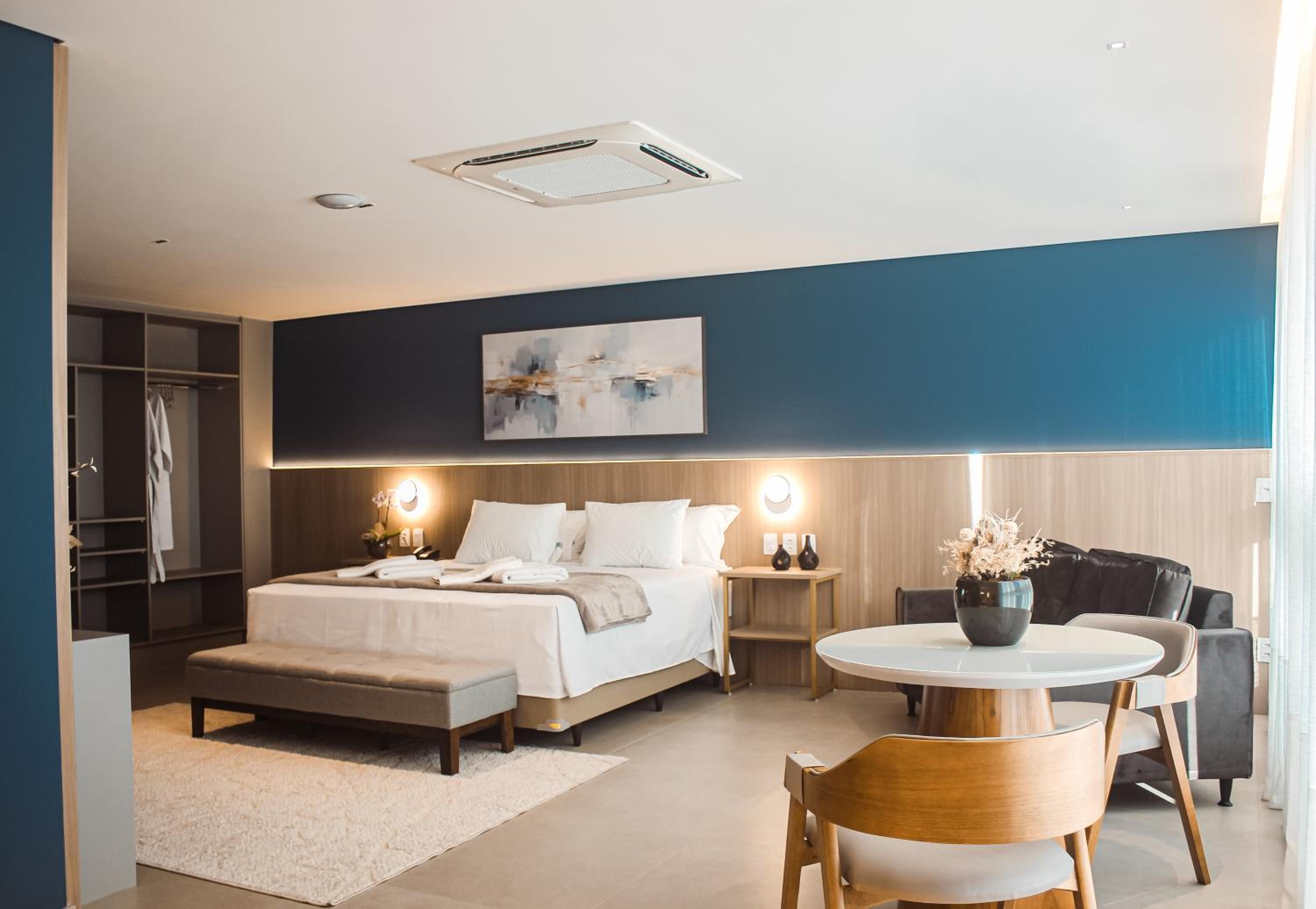 Queen Suite with Spa Bath photo 3
