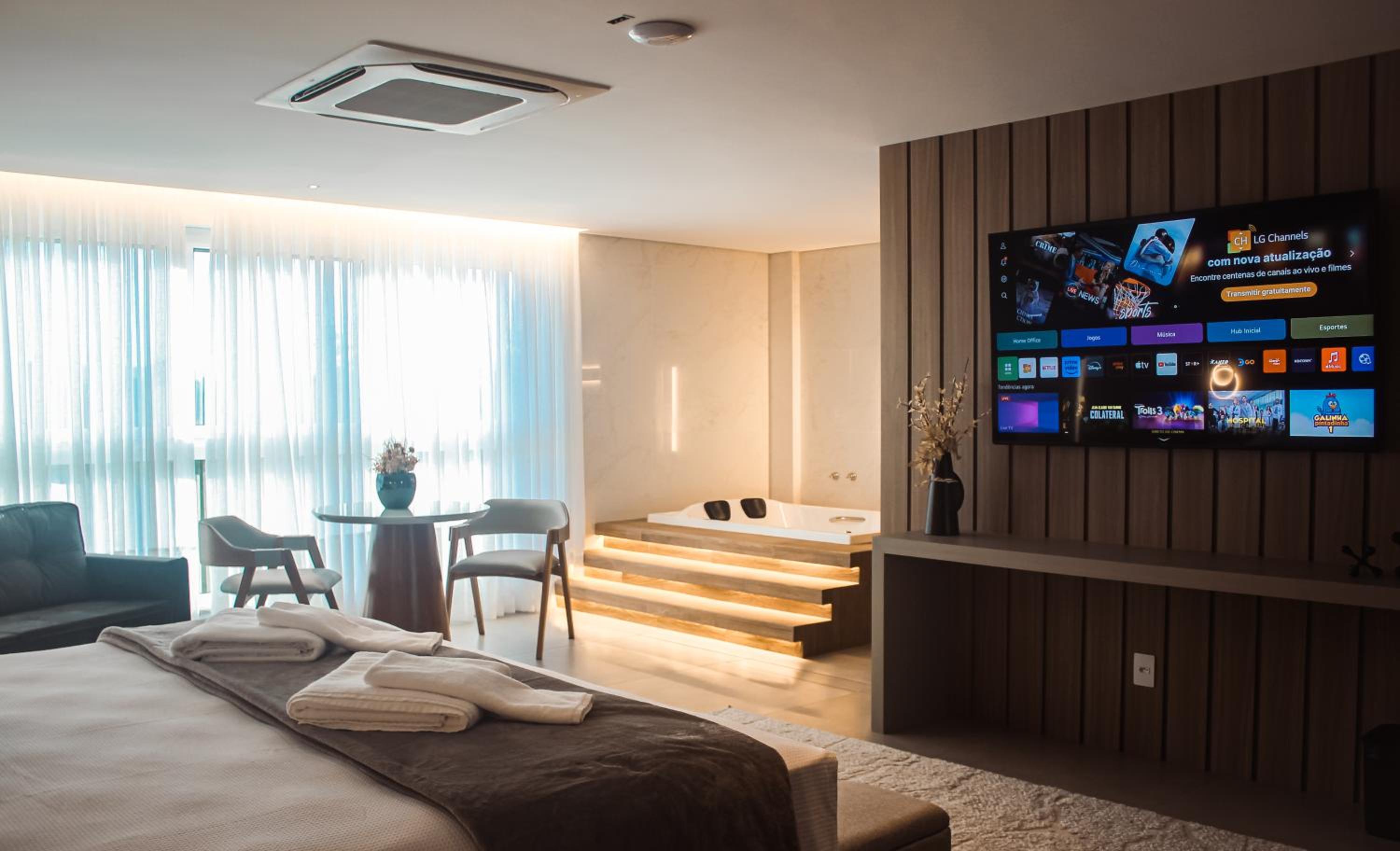Queen Suite with Spa Bath photo 2