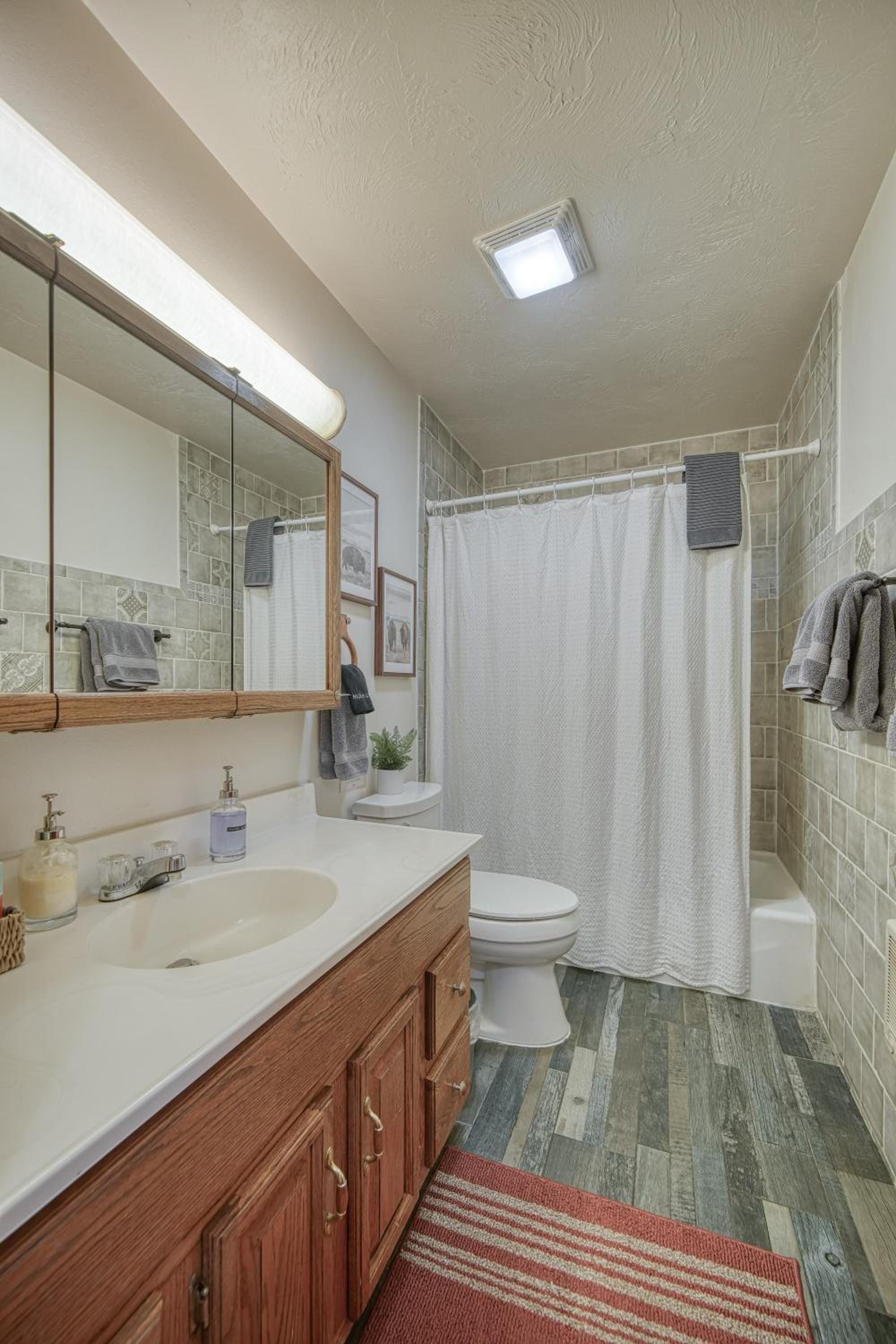 Six-Bedroom House photo 2