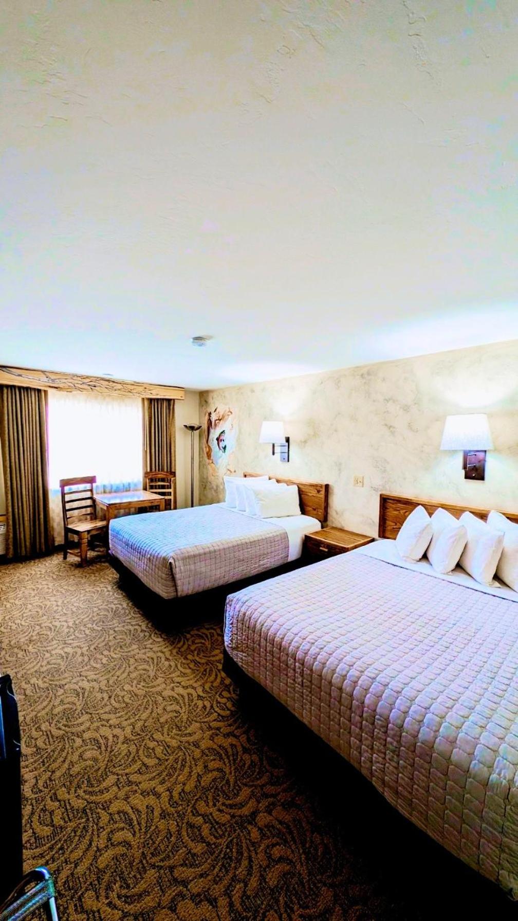 Queen Room with Two Queen Beds with Mountain View photo 2