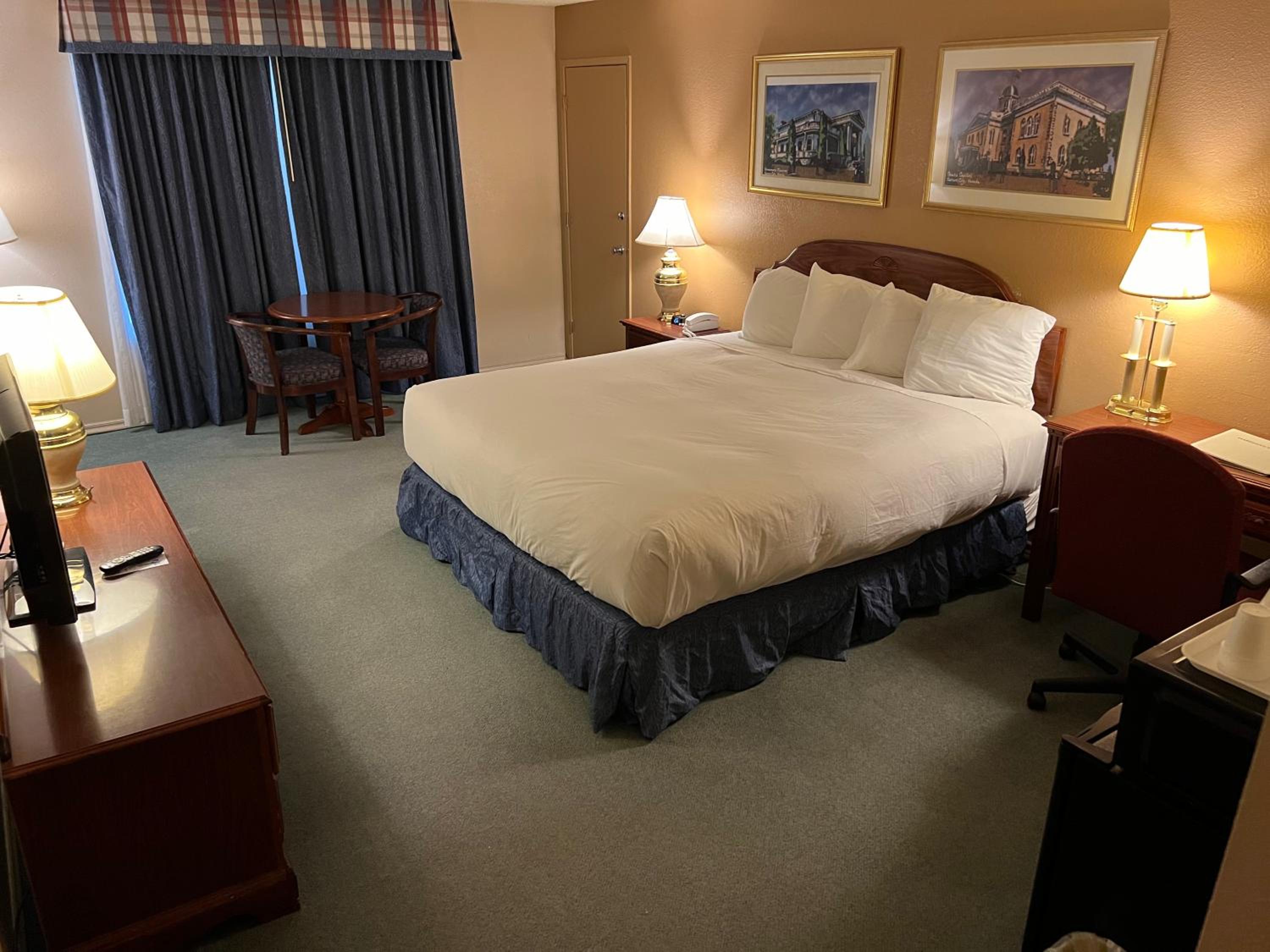 1 King Bed Non-Smoking - Photo 1