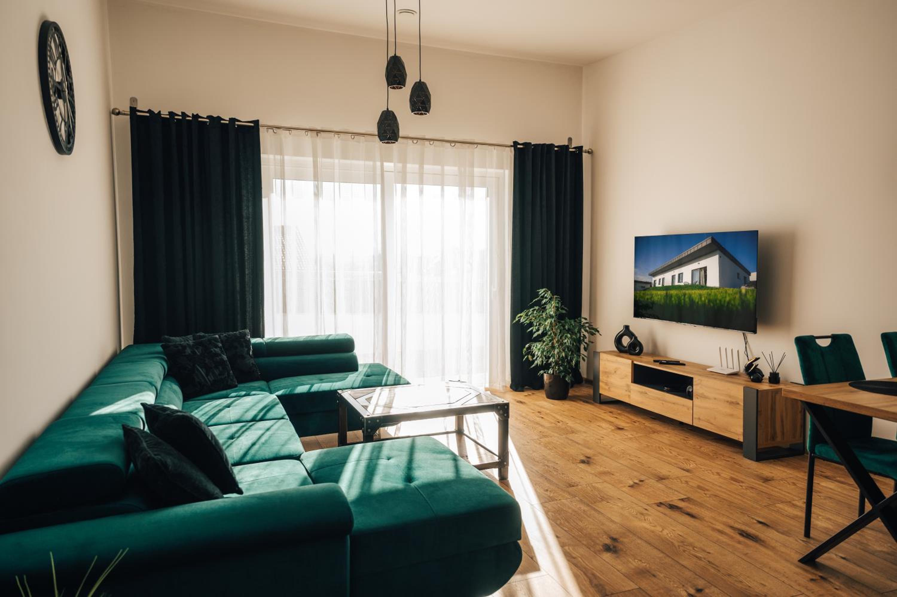 Three-Bedroom Apartment with Mountain View photo 3