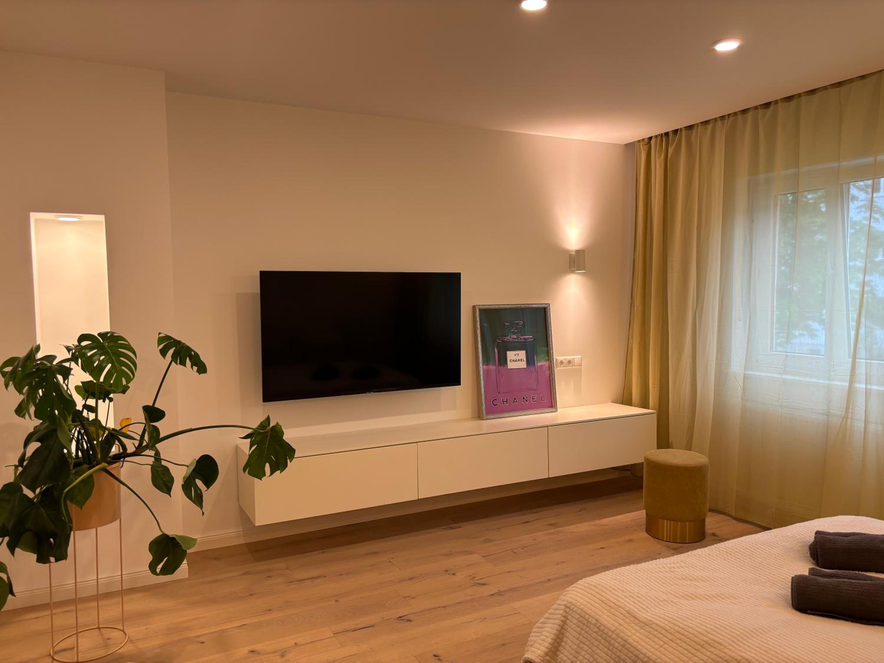 One-Bedroom Apartment photo 1