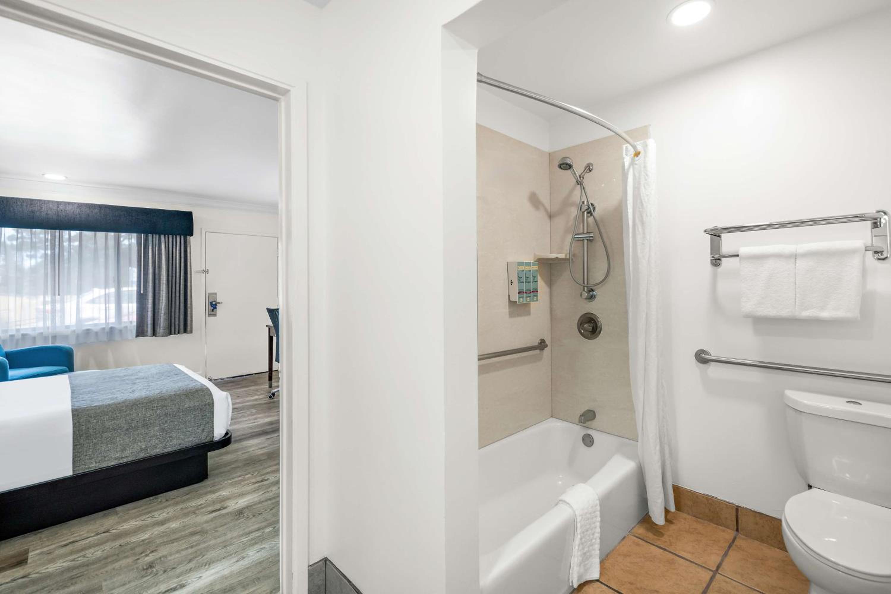 Queen Room with Bath Tub - Disability Access/Non-Smoking  photo 3