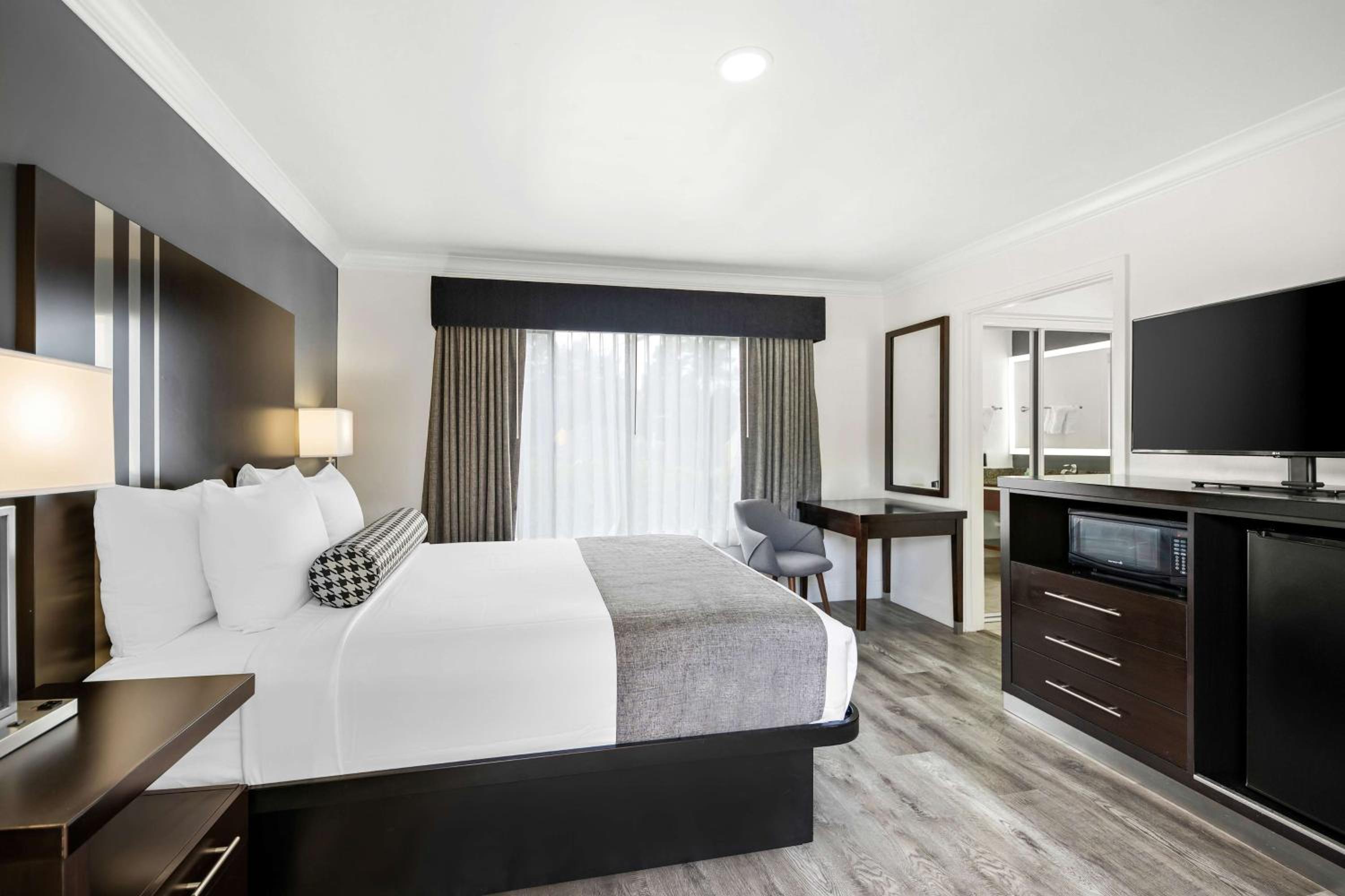Deluxe Queen Room with Two Queen Beds - Non-Smoking photo 1