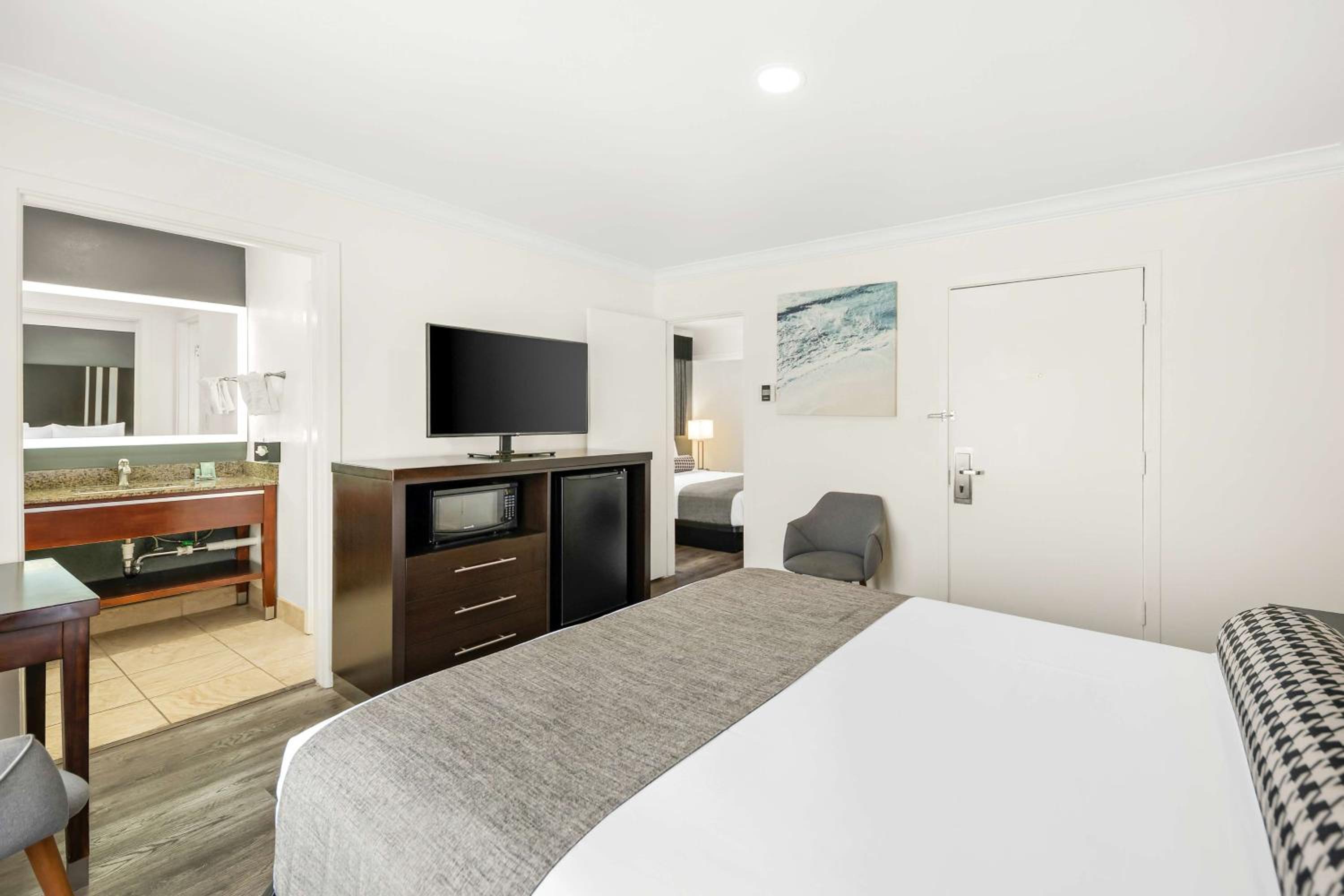 Deluxe Queen Room with Two Queen Beds - Non-Smoking photo 2