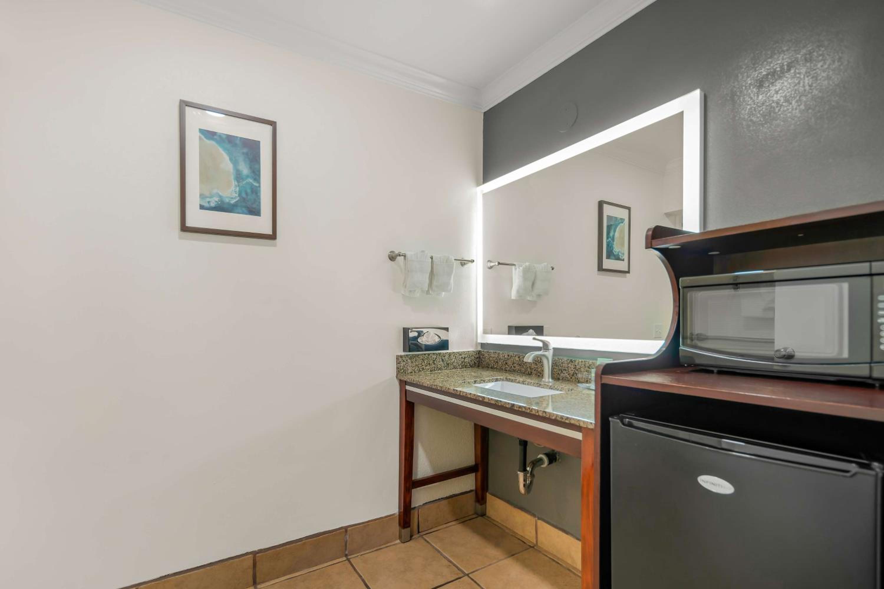 Queen Room with Two Queen Beds - Disability Access photo 2