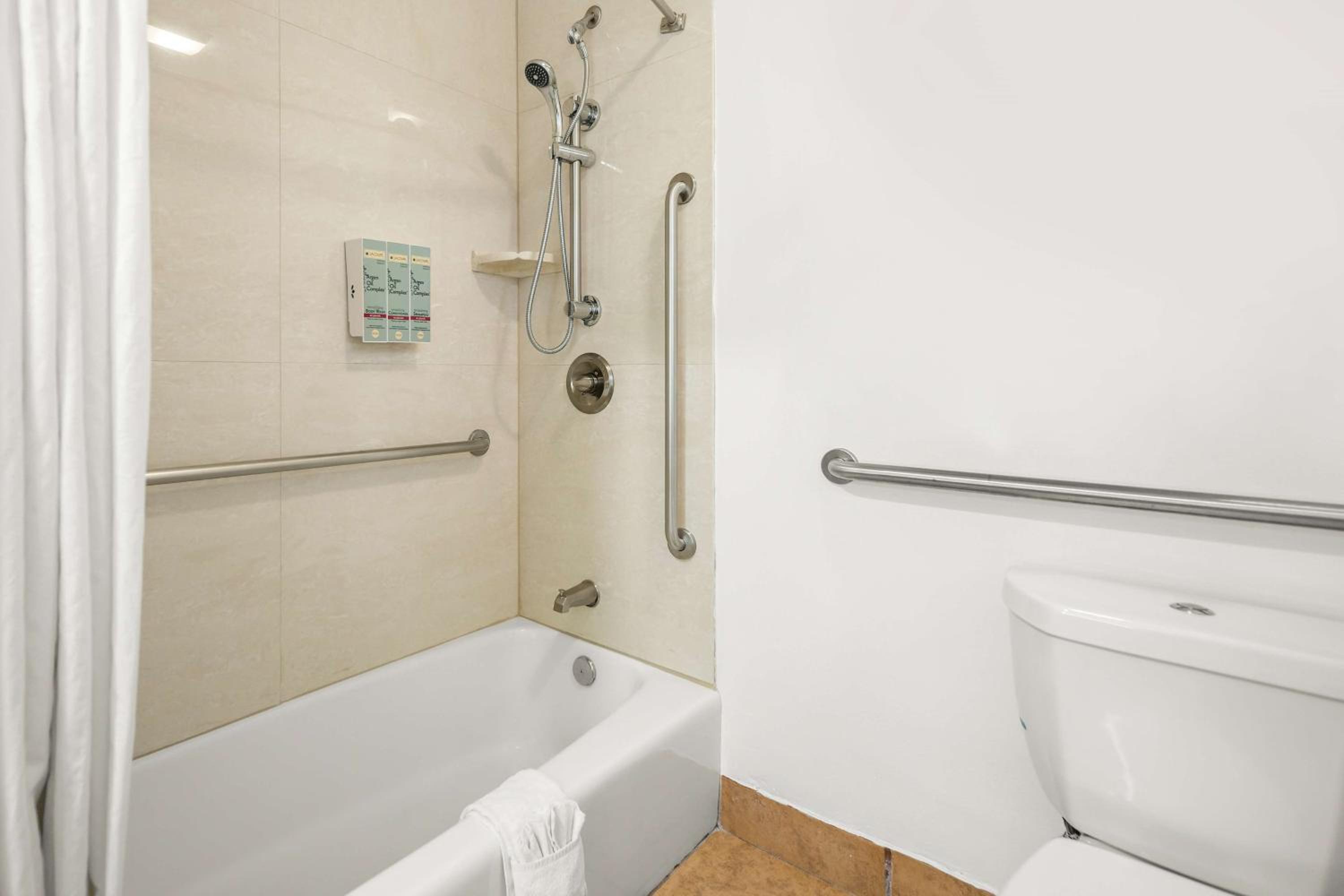 Queen Room with Two Queen Beds - Disability Access photo 3