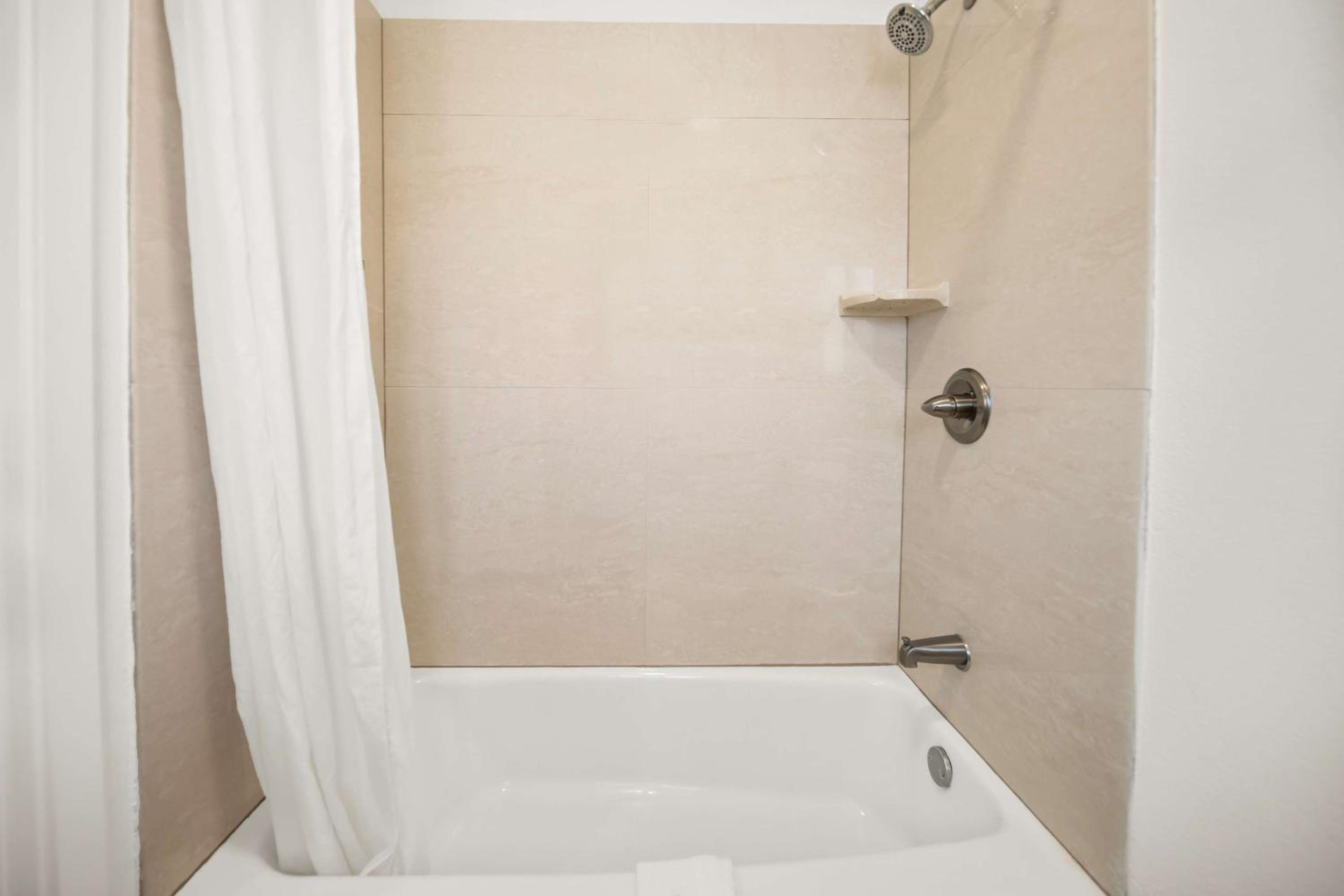 One-Bedroom King Suite with Partial Ocean View - Non-Smoking photo 2
