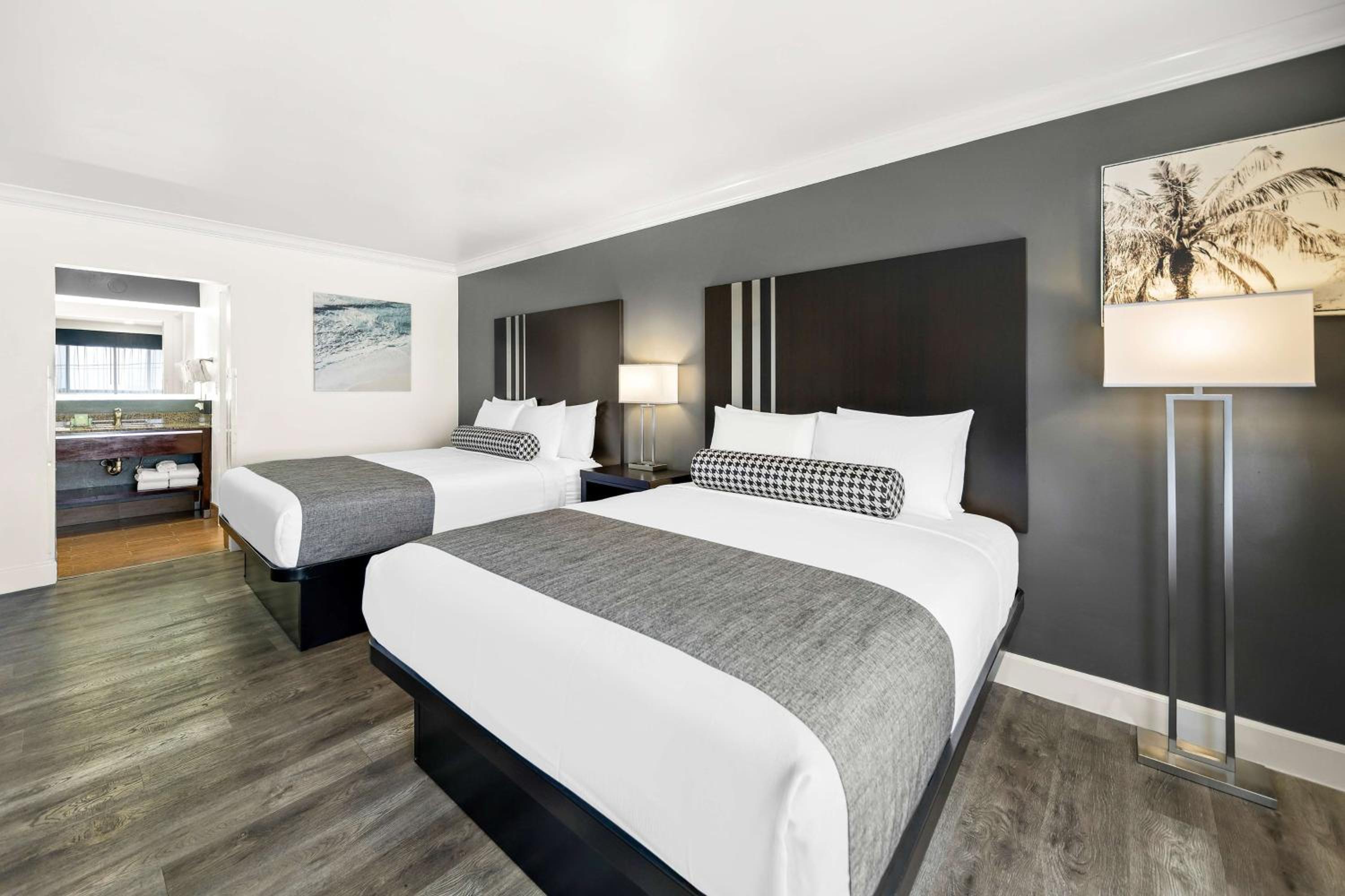 One-Bedroom Queen Suite with Partial Ocean View - Non-Smoking photo 1