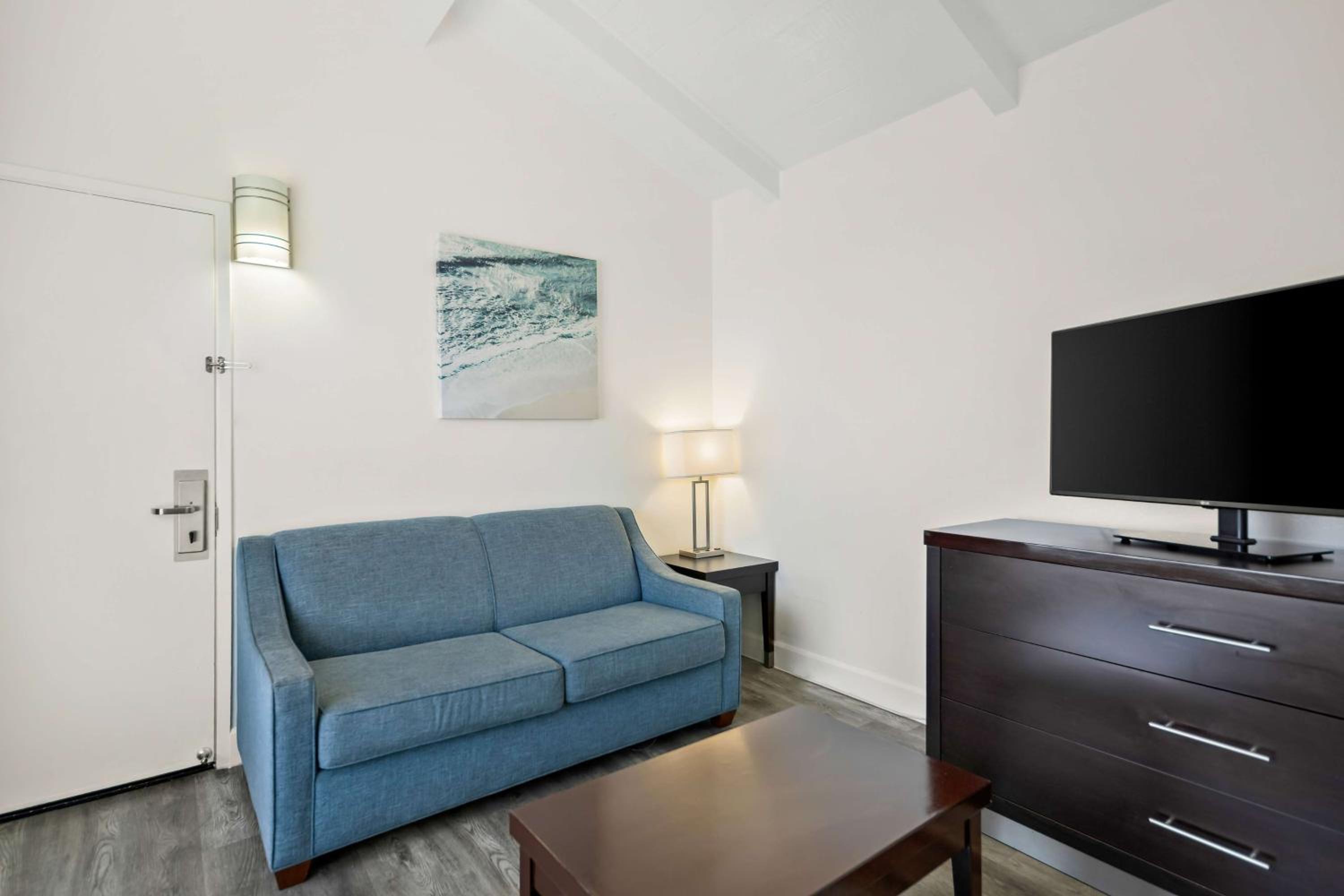 One-Bedroom King Suite with Partial Ocean View - Non-Smoking photo 3