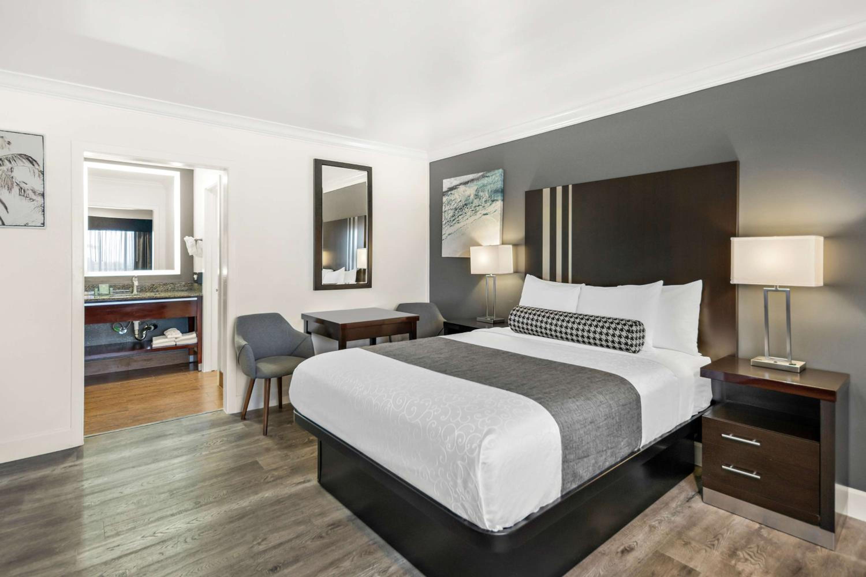 One-Bedroom King Suite with Partial Ocean View - Non-Smoking photo 1