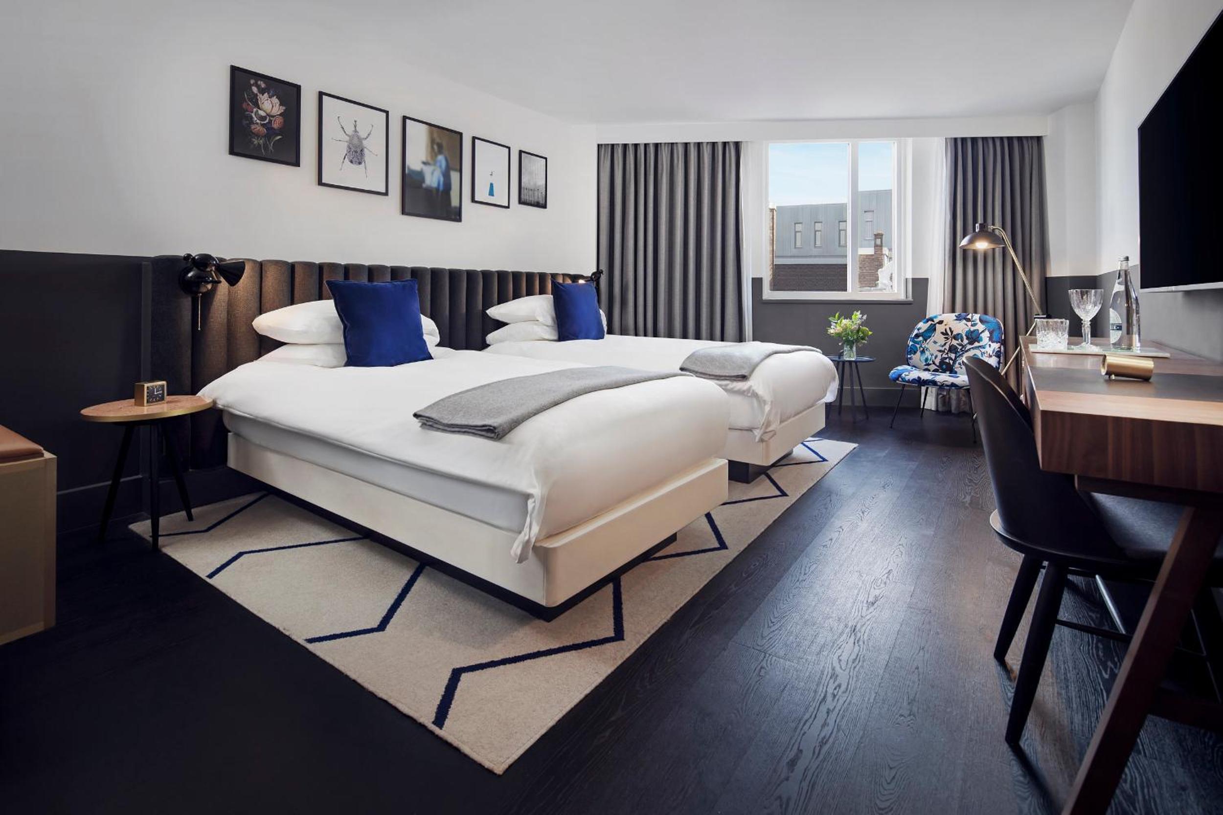 Premium Twin Room thumbnail 5