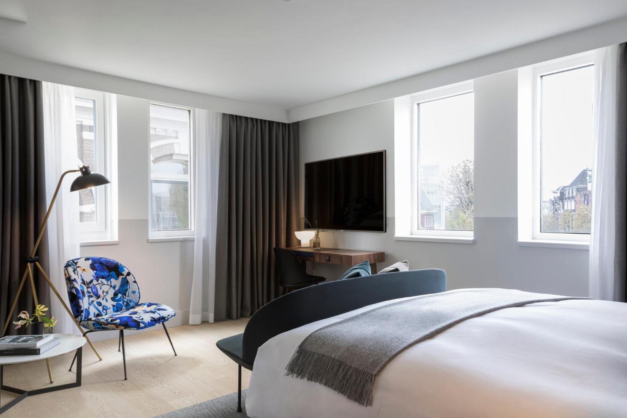 Premium King Room with Street View thumbnail 6