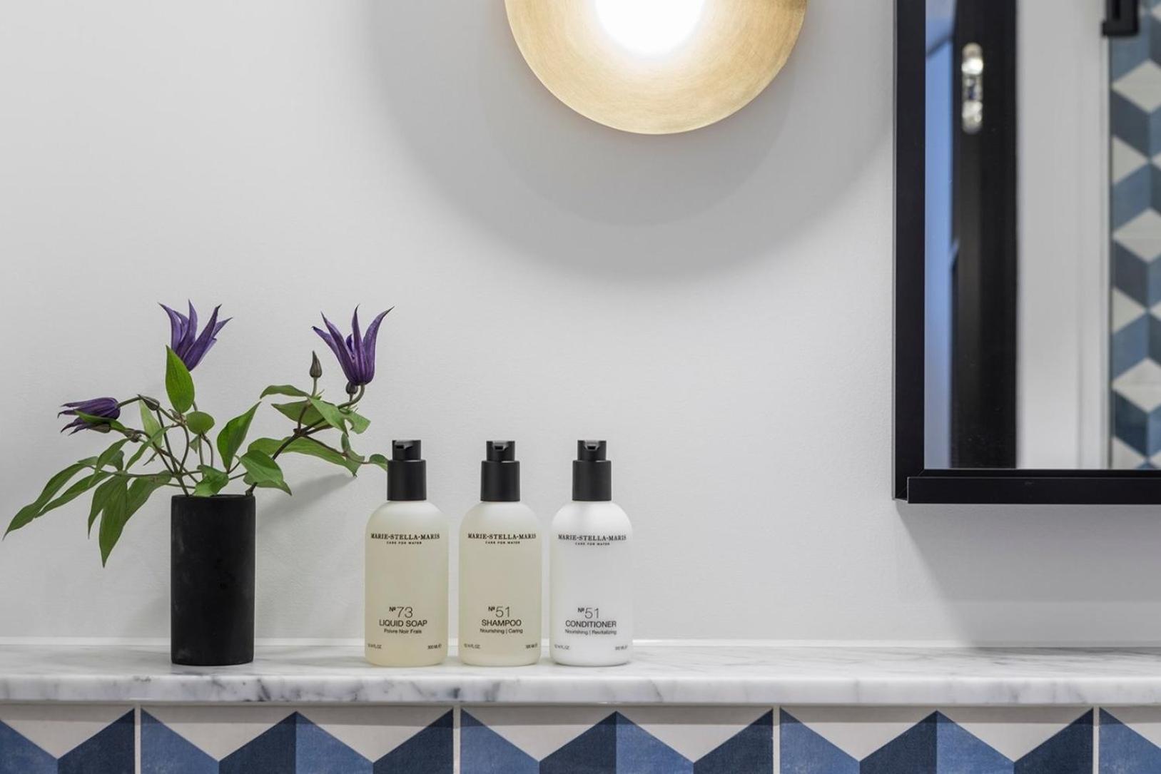 Essential Queen Room