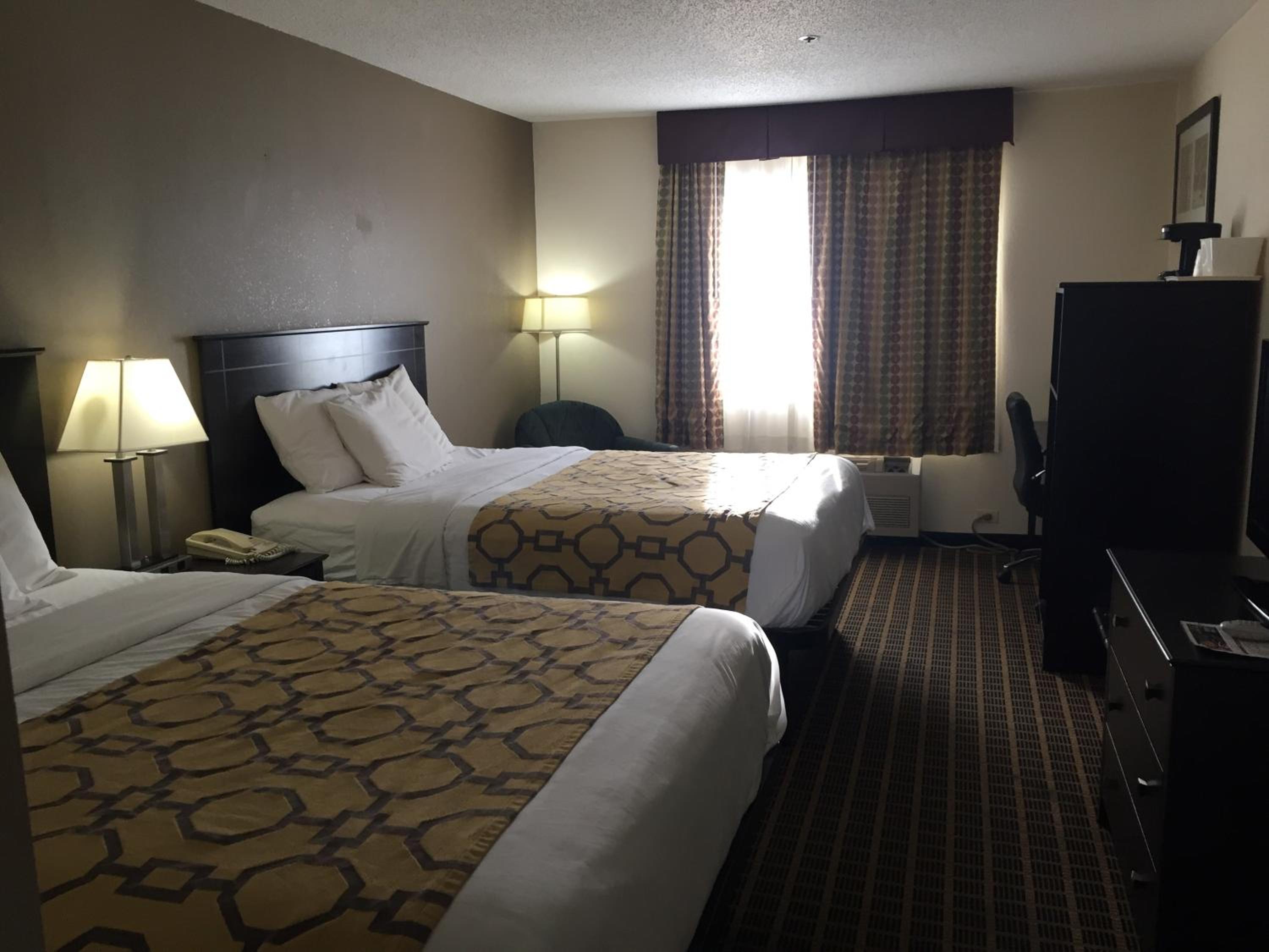 Queen Room with Two Queen Beds - Non-Smoking - Photo 4