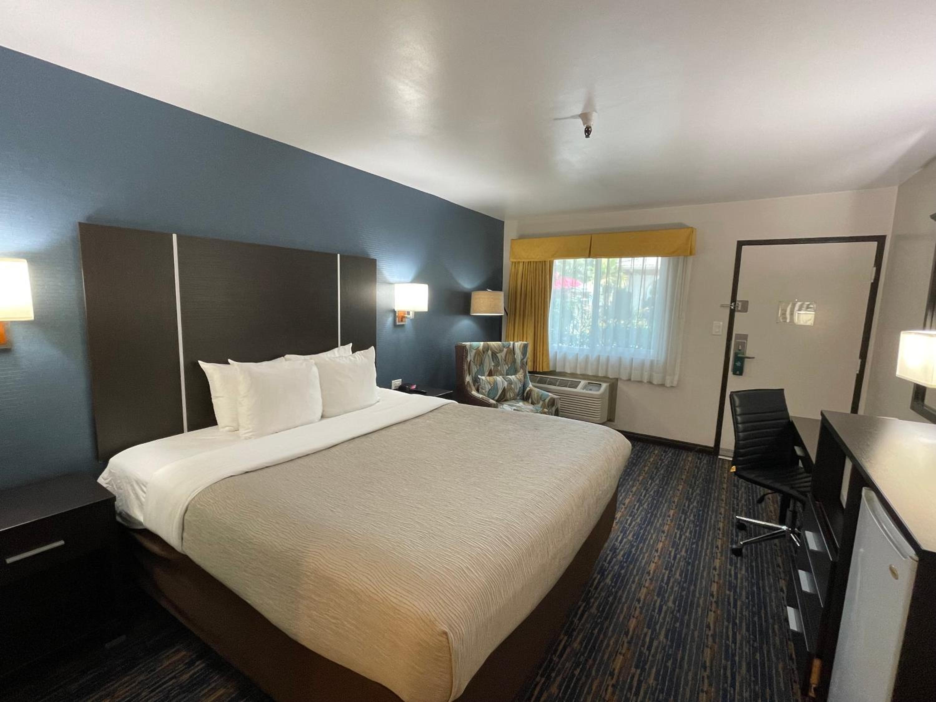 Standard Room, 1 King Room, Non Smoking - Photo 3