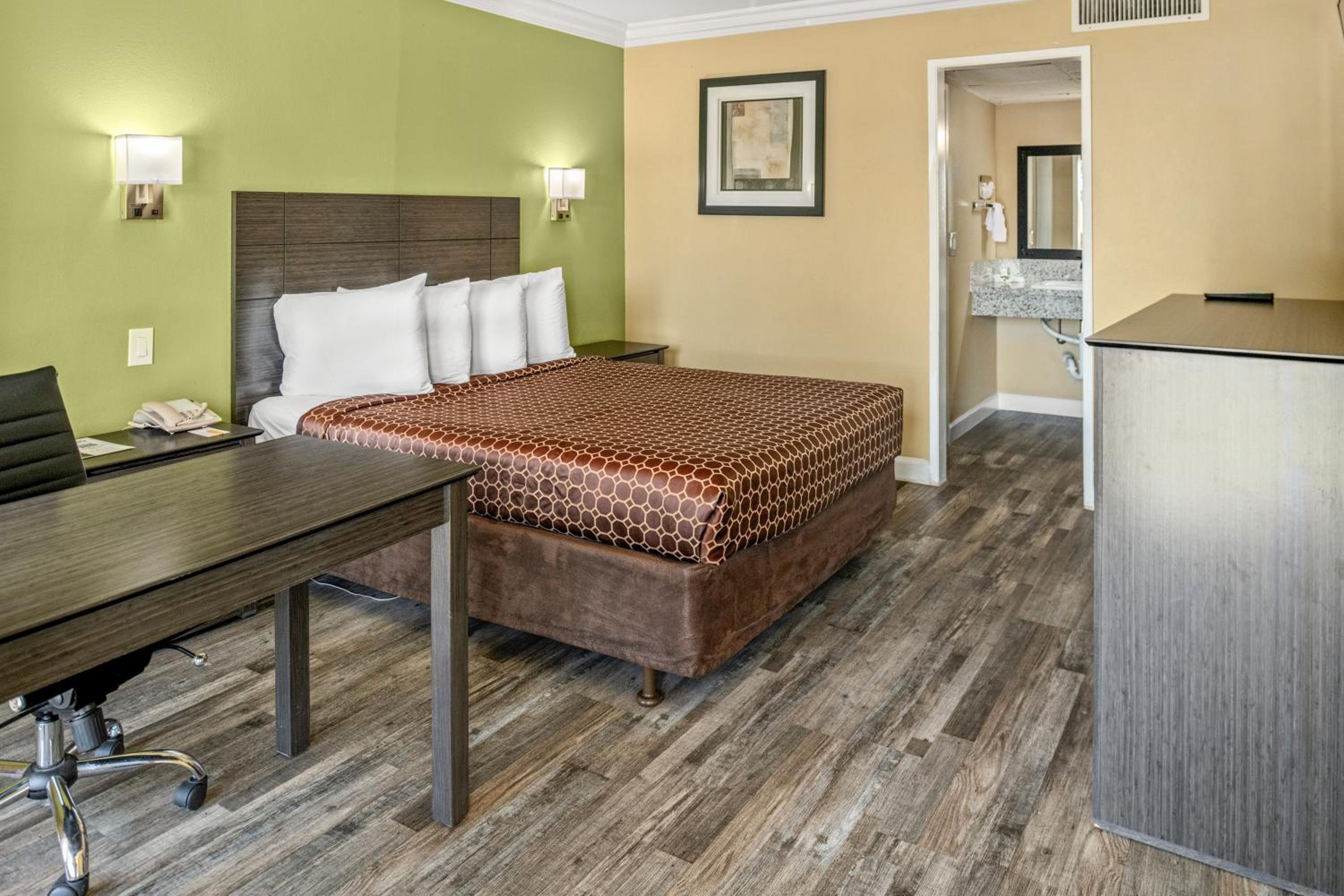 Standard Queen Room photo 1