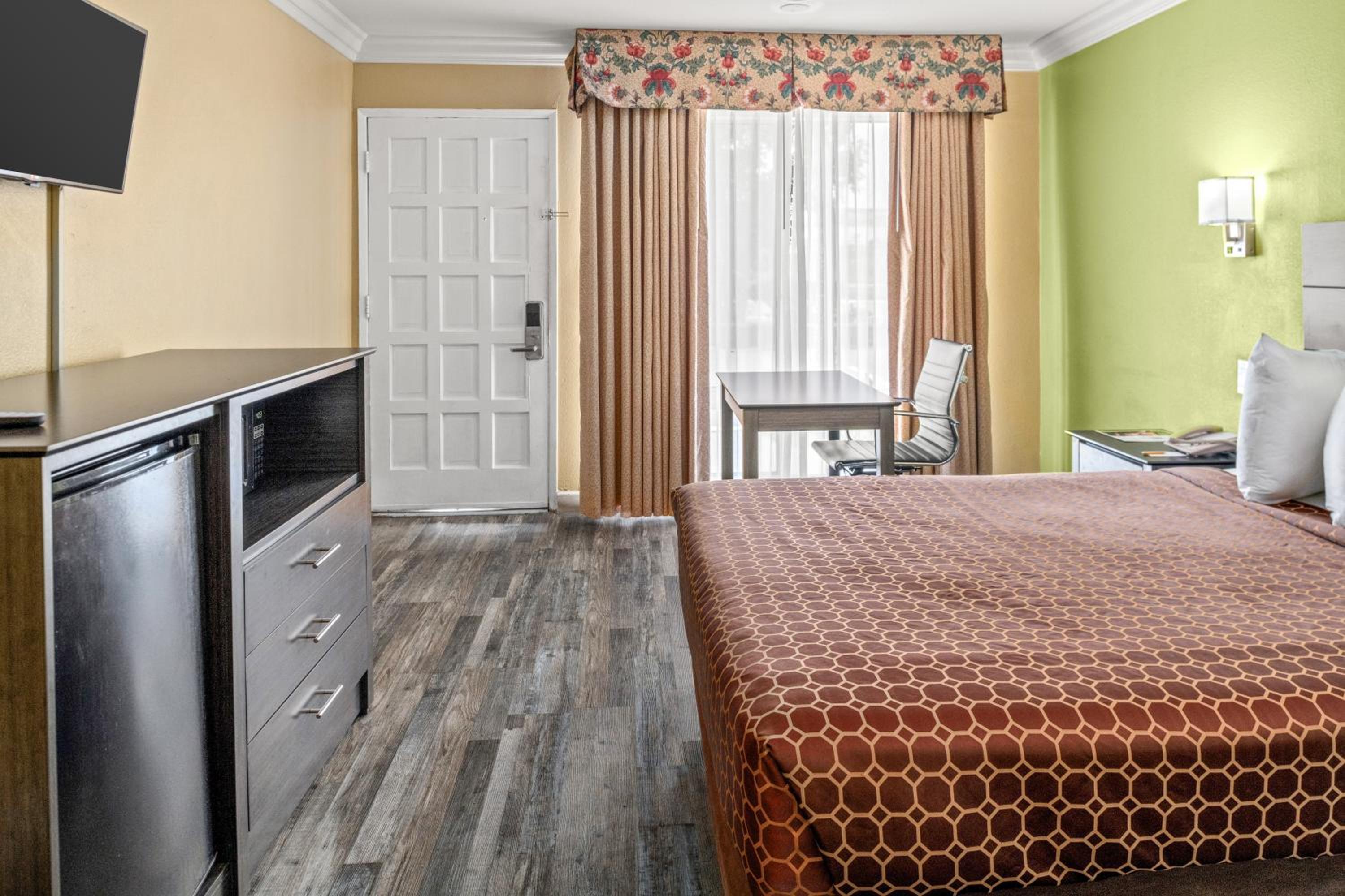 Standard Queen Room photo 2
