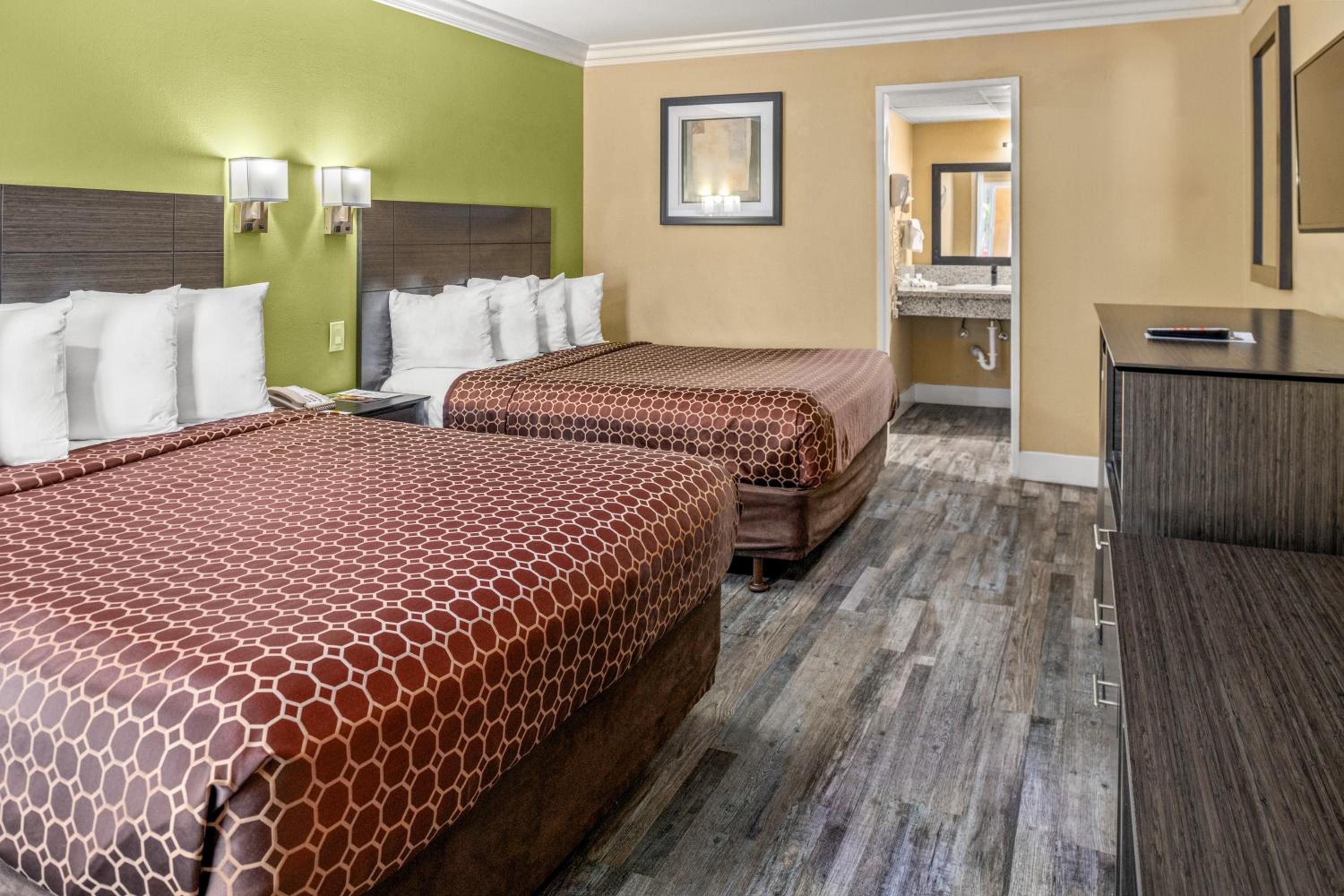 Double Queen Room photo 1