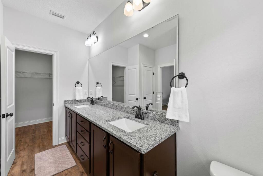 Three-Bedroom House photo 3