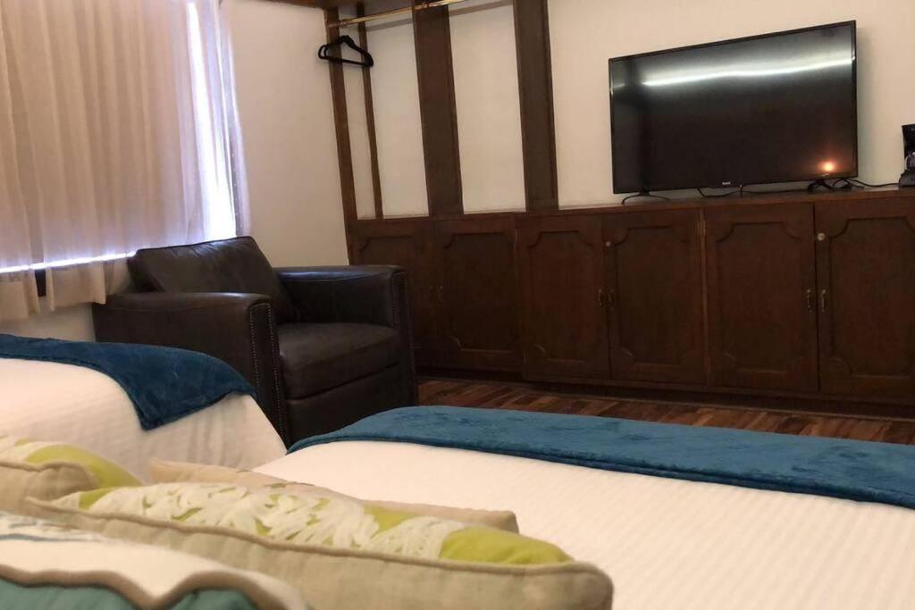 Five-Bedroom House photo 2
