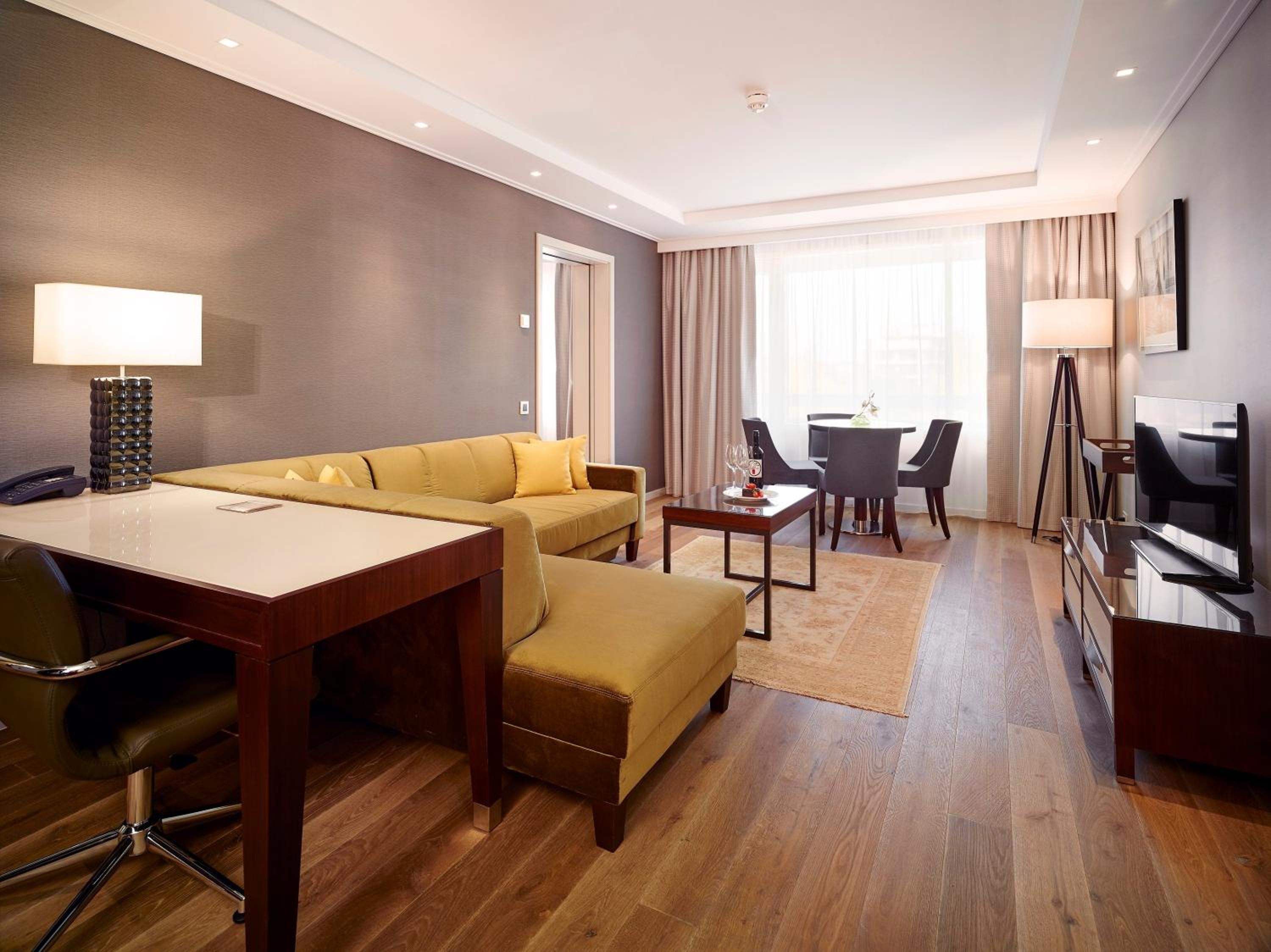One-Bedroom King Suite with Balcony and Garden View - Photo 8