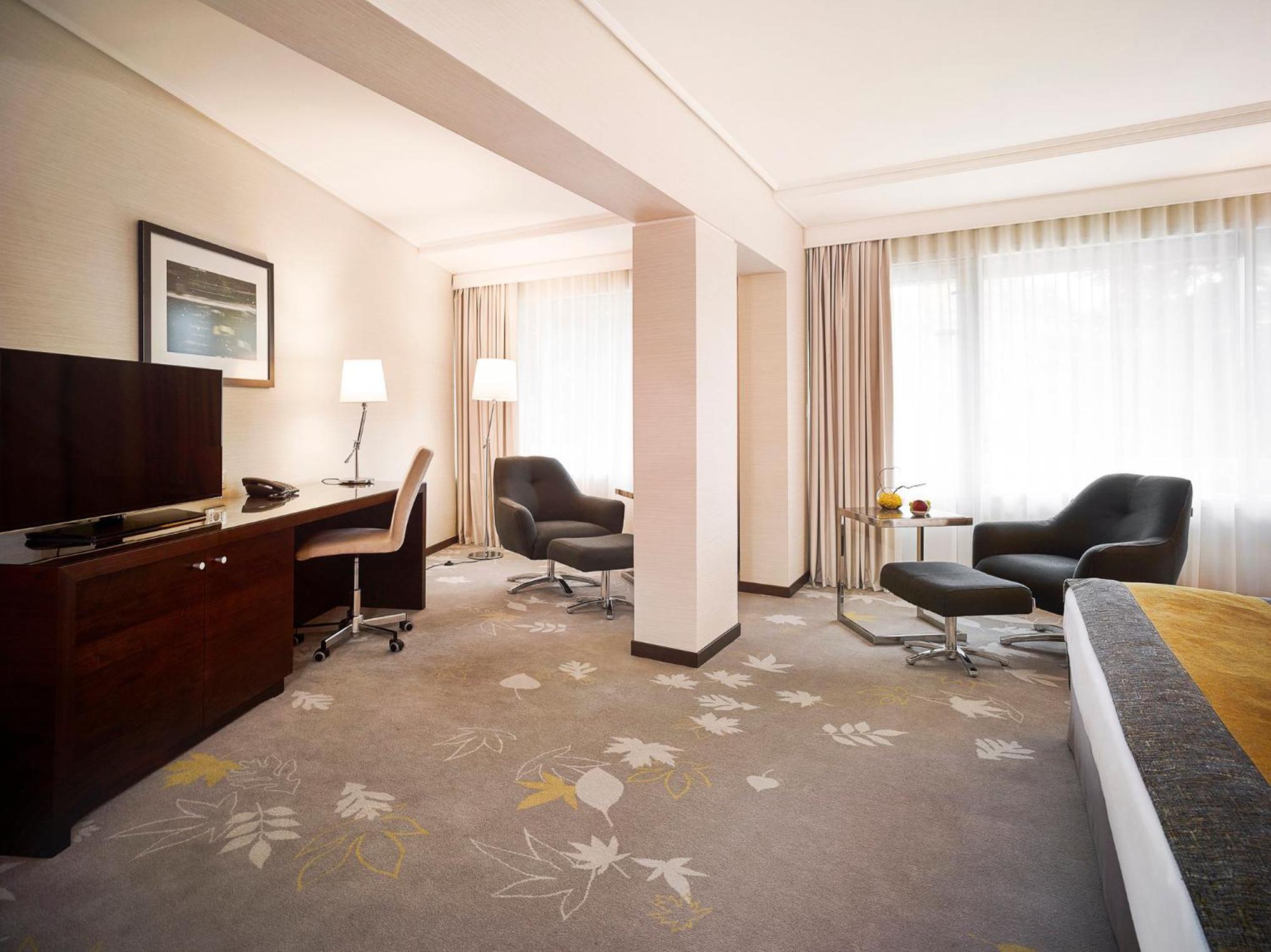 Junior King Suite with Balcony 2 - Photo 9