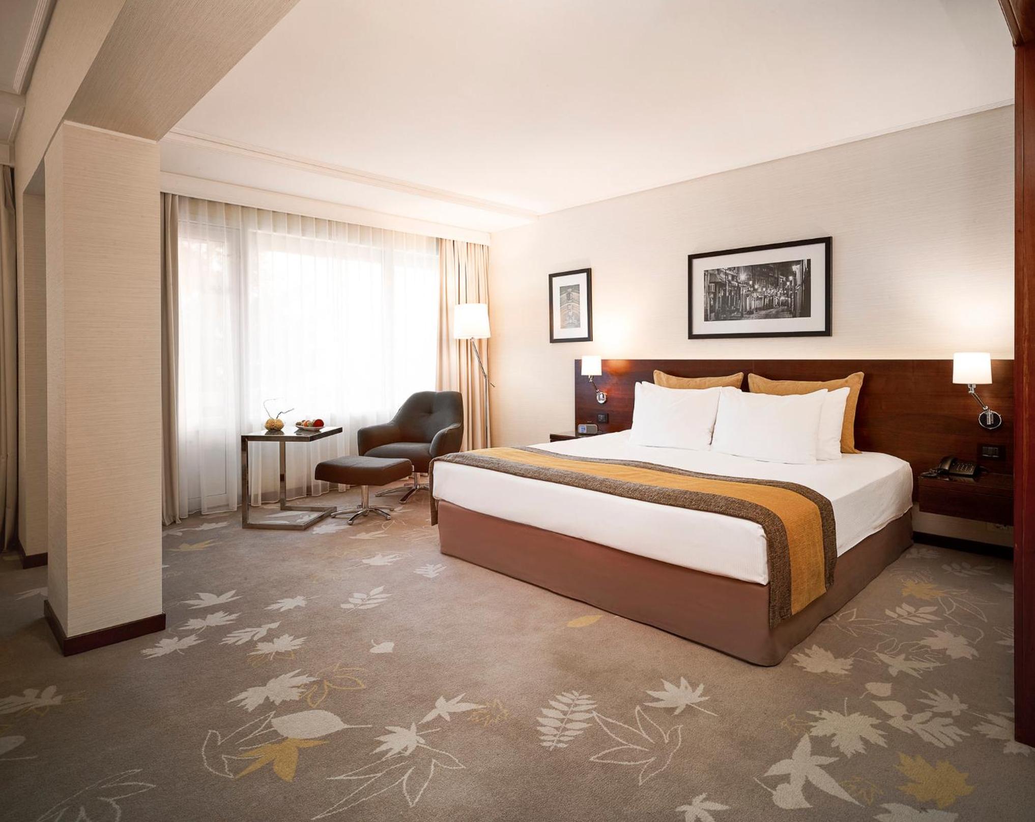 Junior King Suite with Balcony 2 - Photo 8