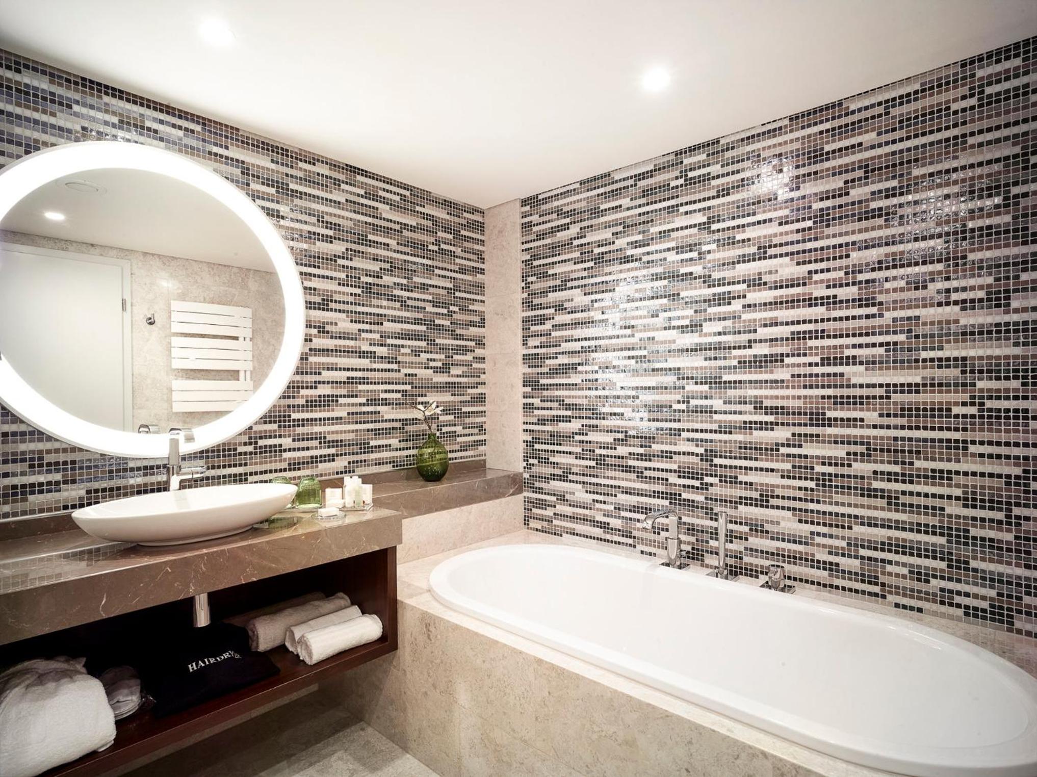 One-Bedroom King Suite with Balcony and Garden View - Photo 5