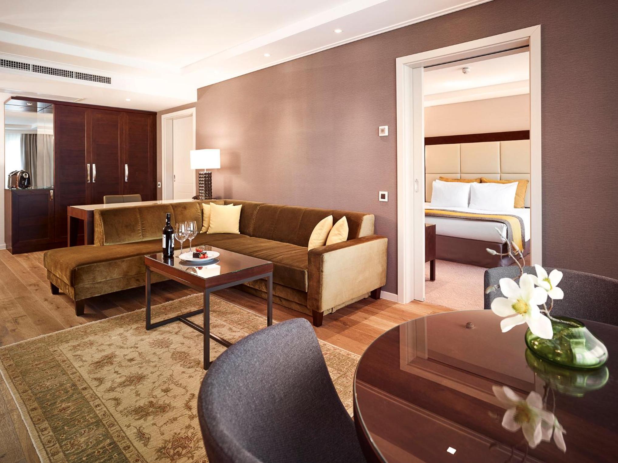One-Bedroom King Suite with Balcony and Garden View - Photo 9