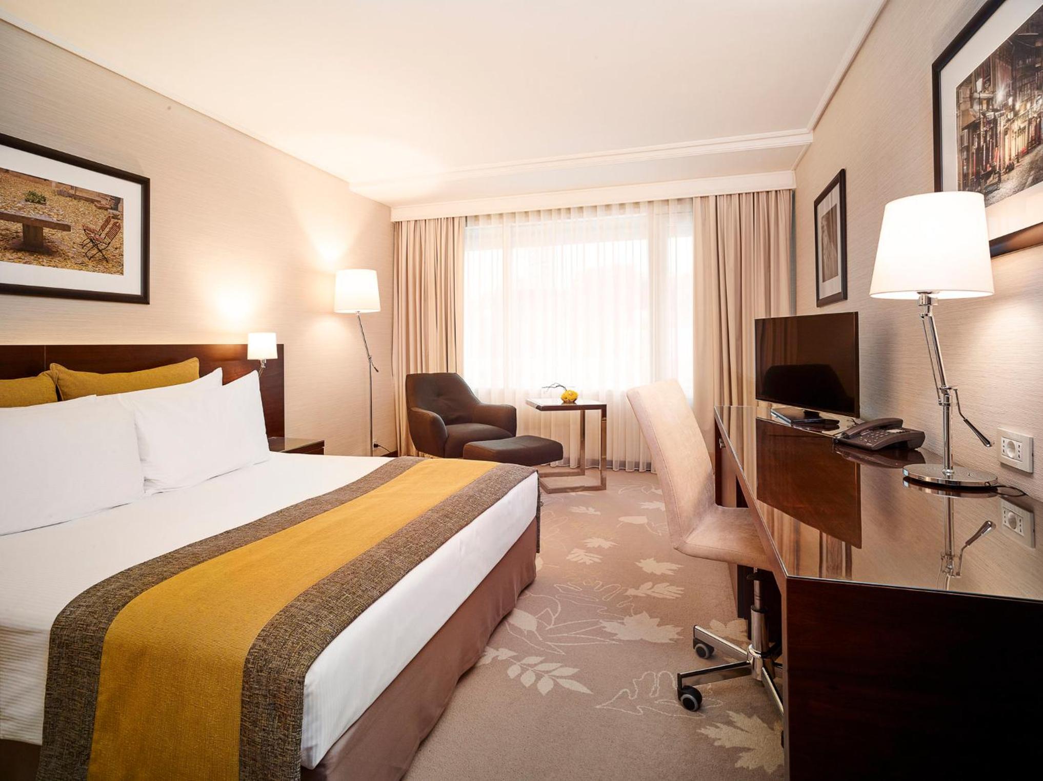 Standard Queen Room with Balcony - Photo 1