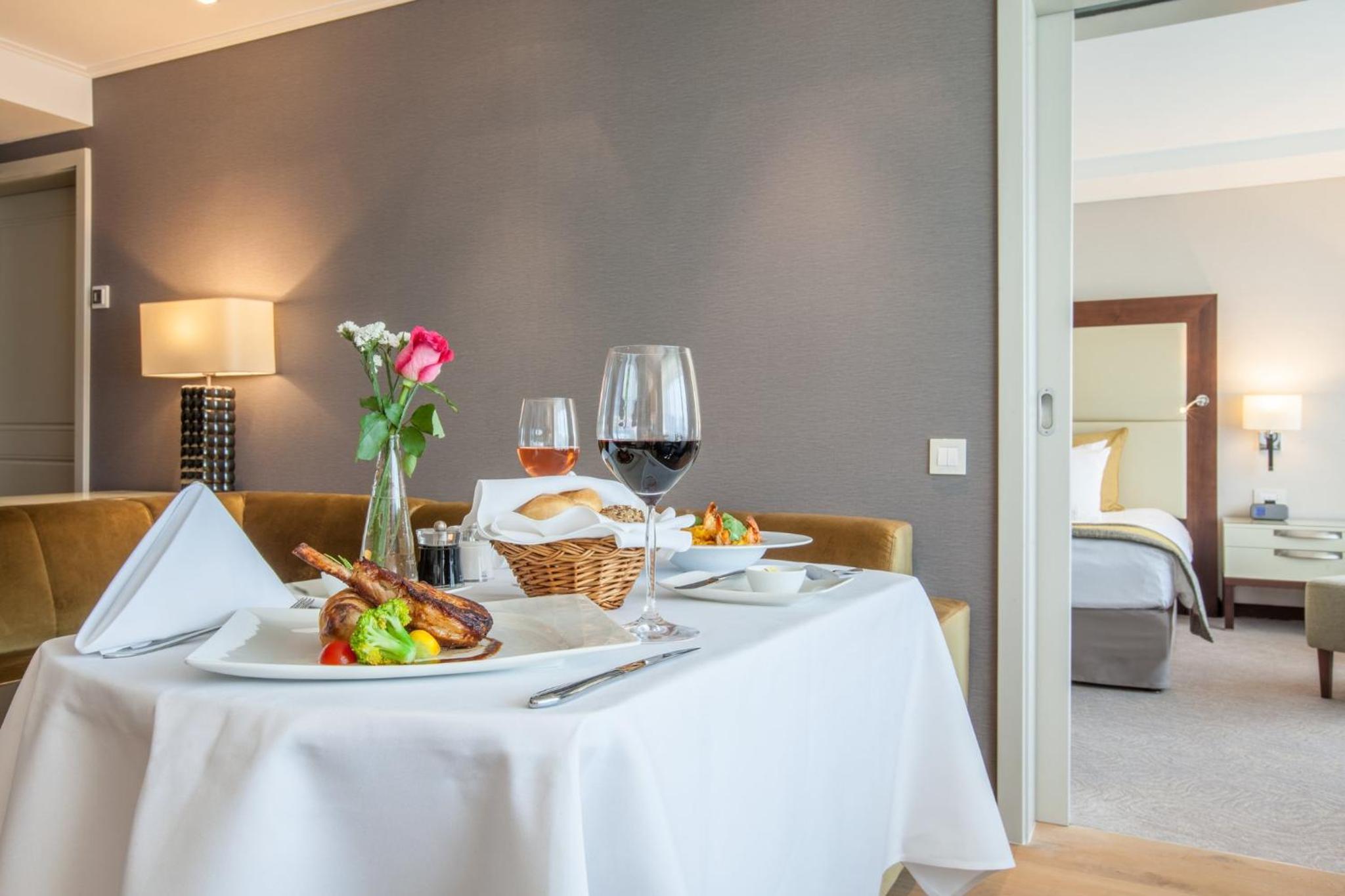 One-Bedroom King Suite with Balcony and Garden View - Photo 6