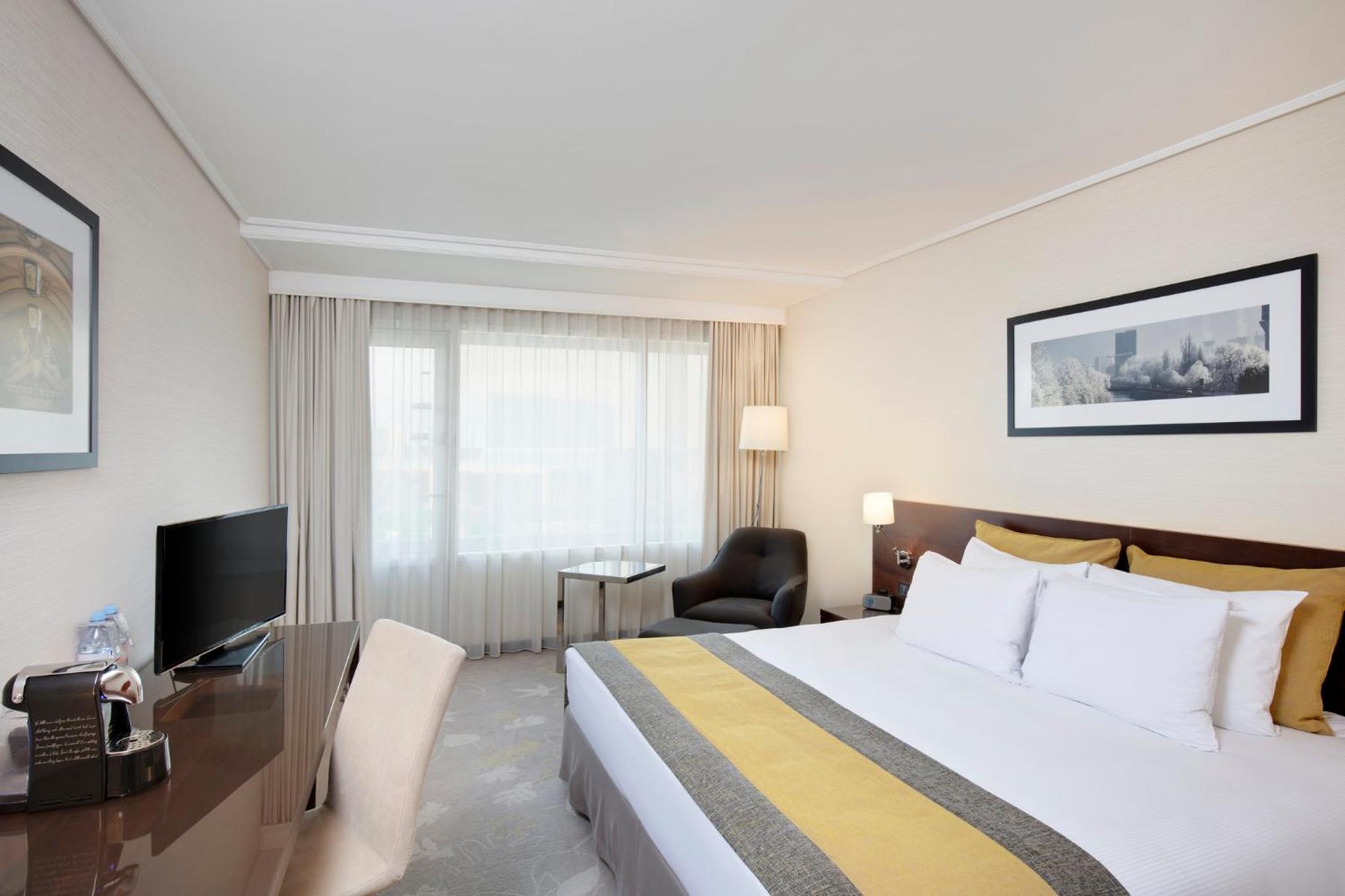Standard King Room with Balcony - Photo 5