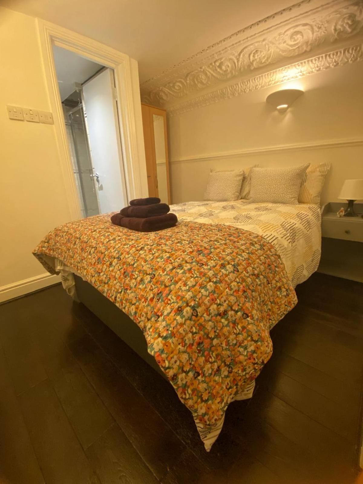 One-Bedroom Apartment photo 1