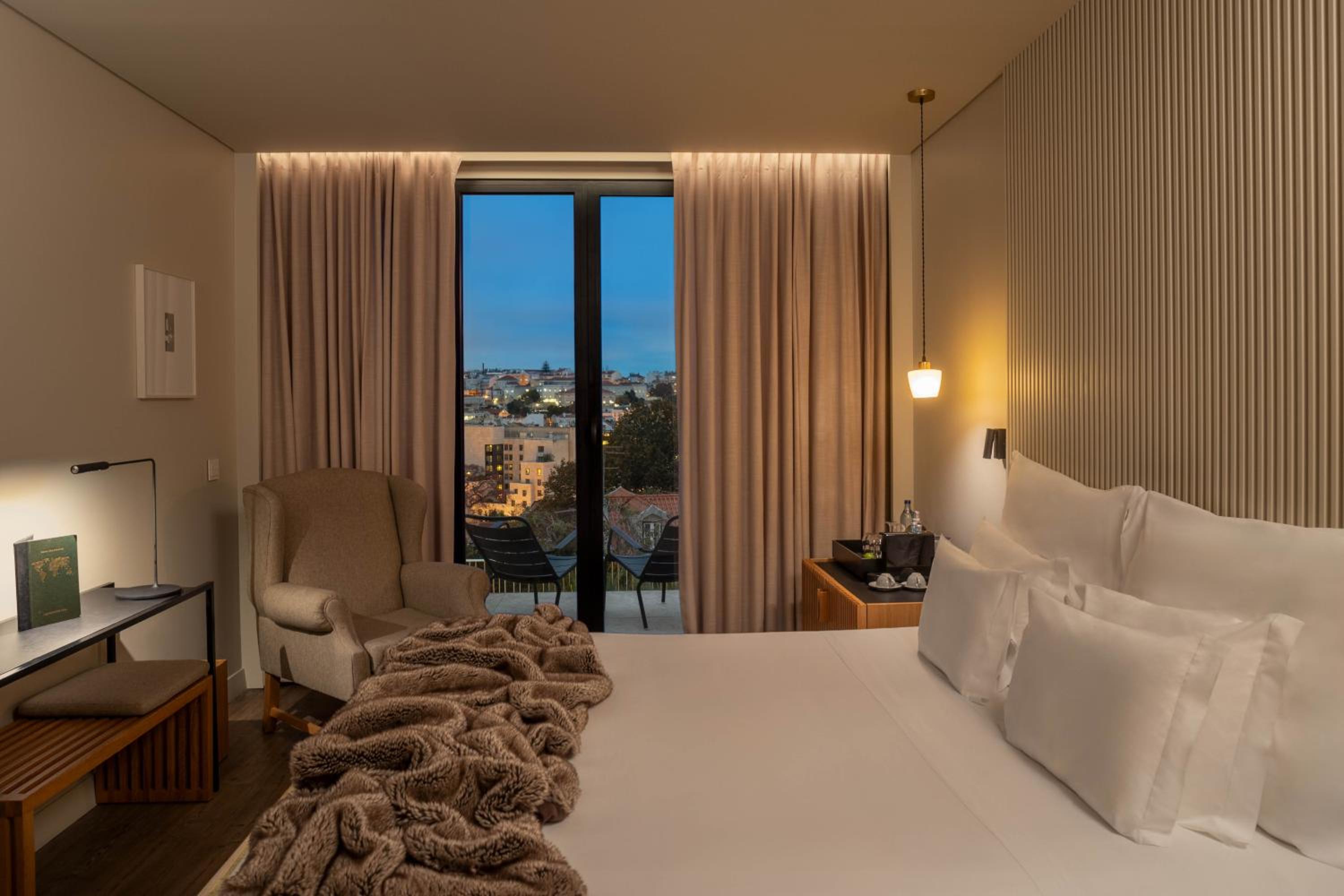 Superior Double Room with Terrace and City View photo 3
