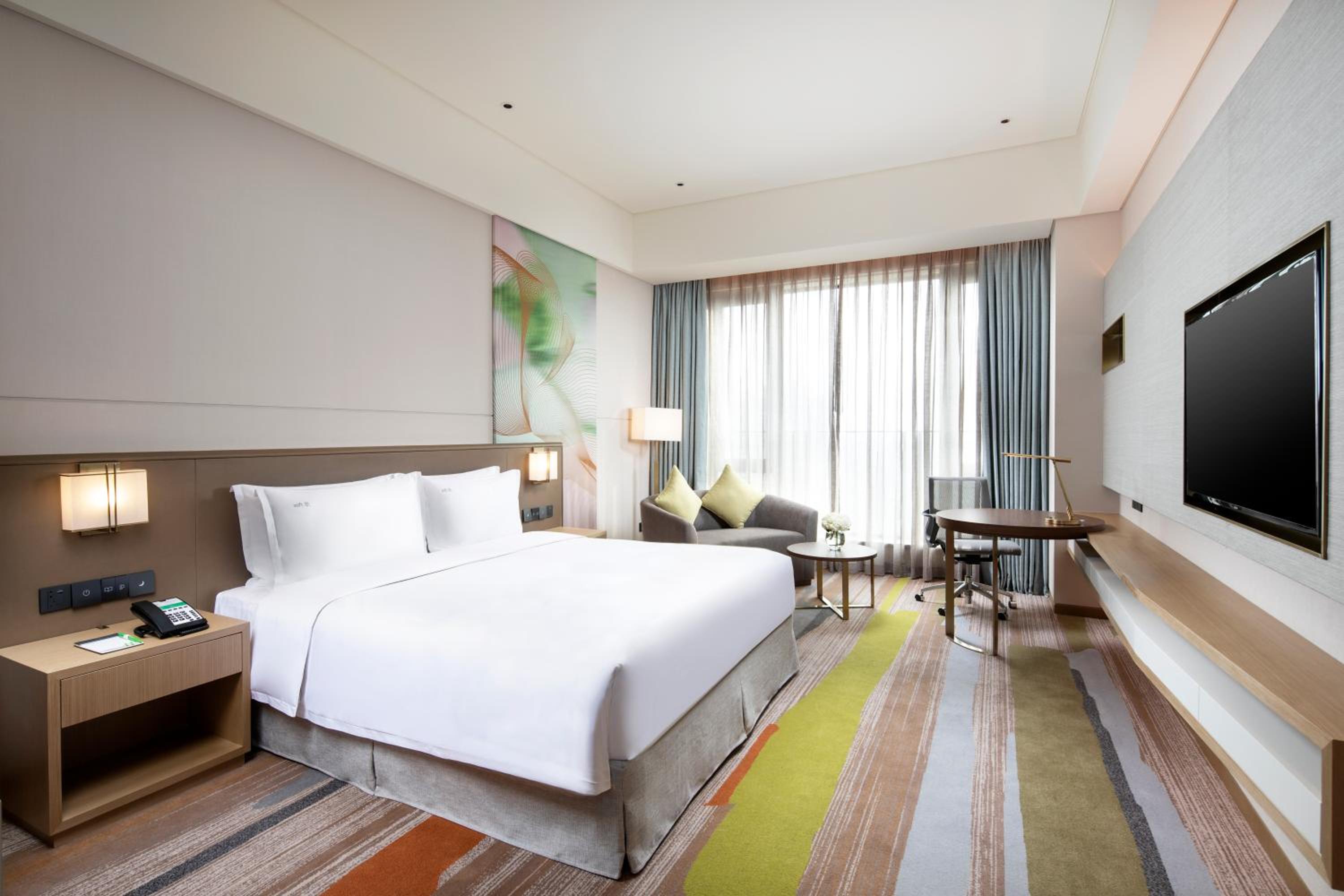Standard King Room - High Floor photo 2