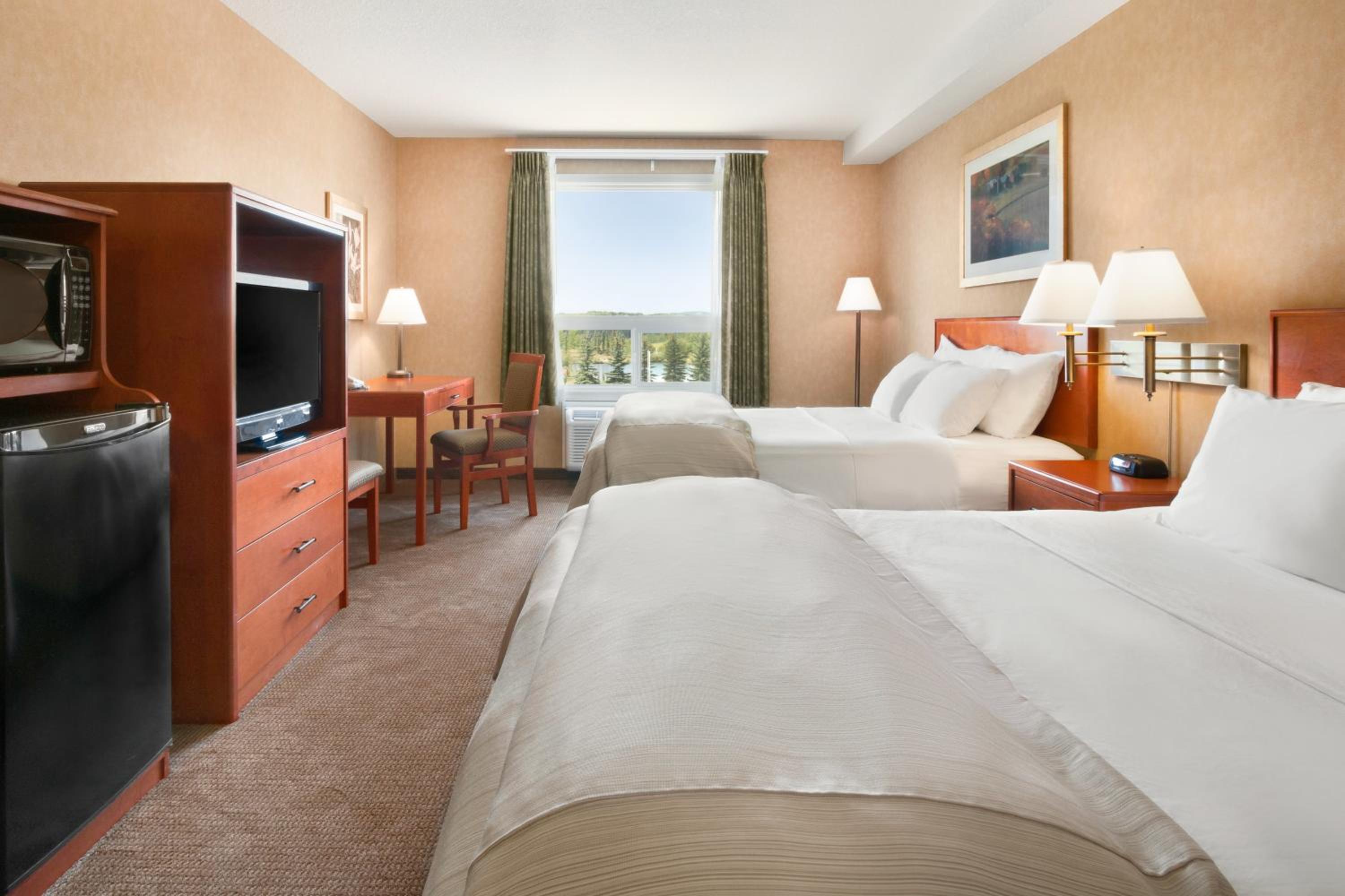Queen Room with Two Queen Beds - Non-Smoking - Photo 4