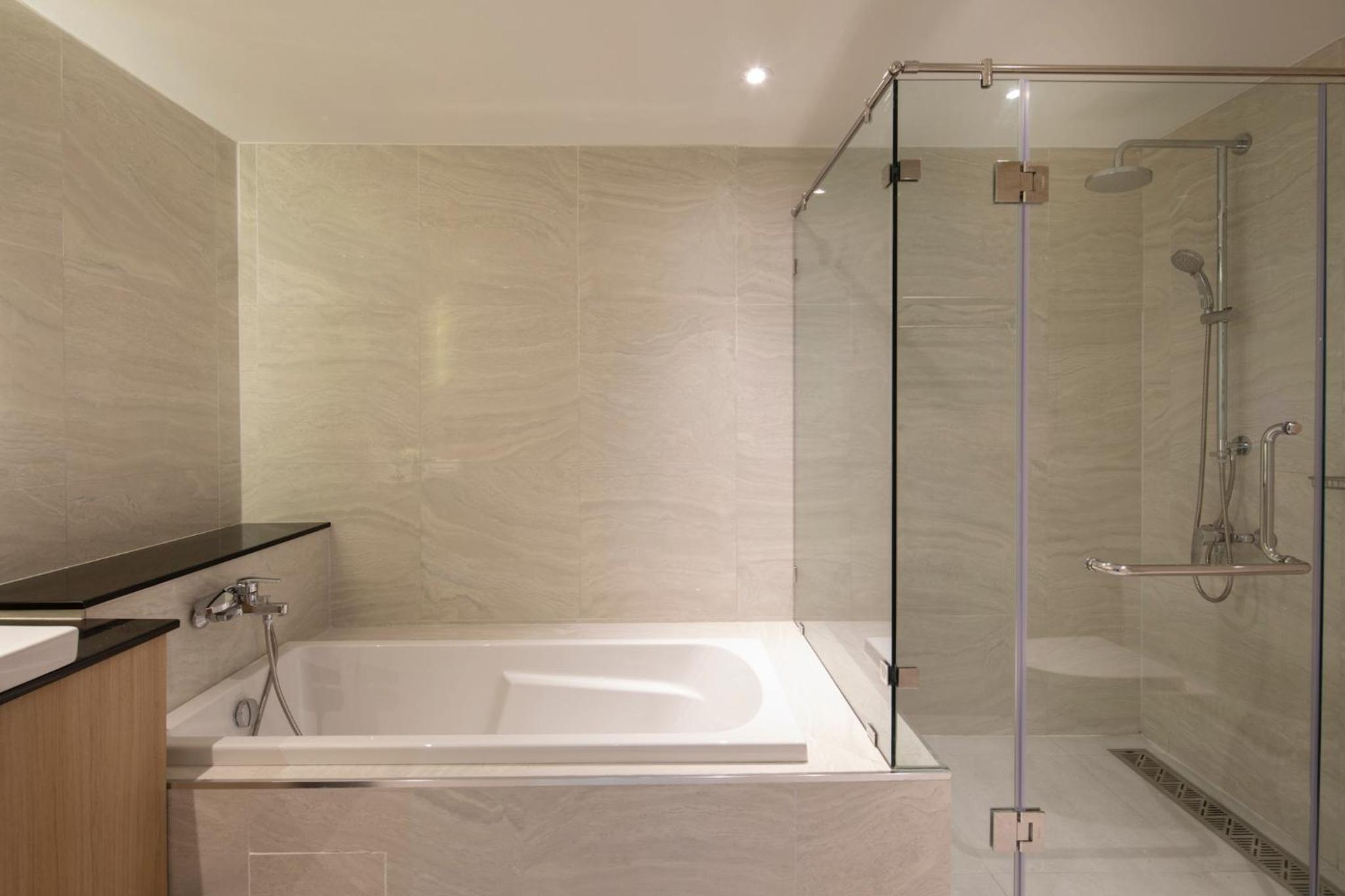 Deluxe Seaview with Bathtub - Photo 2