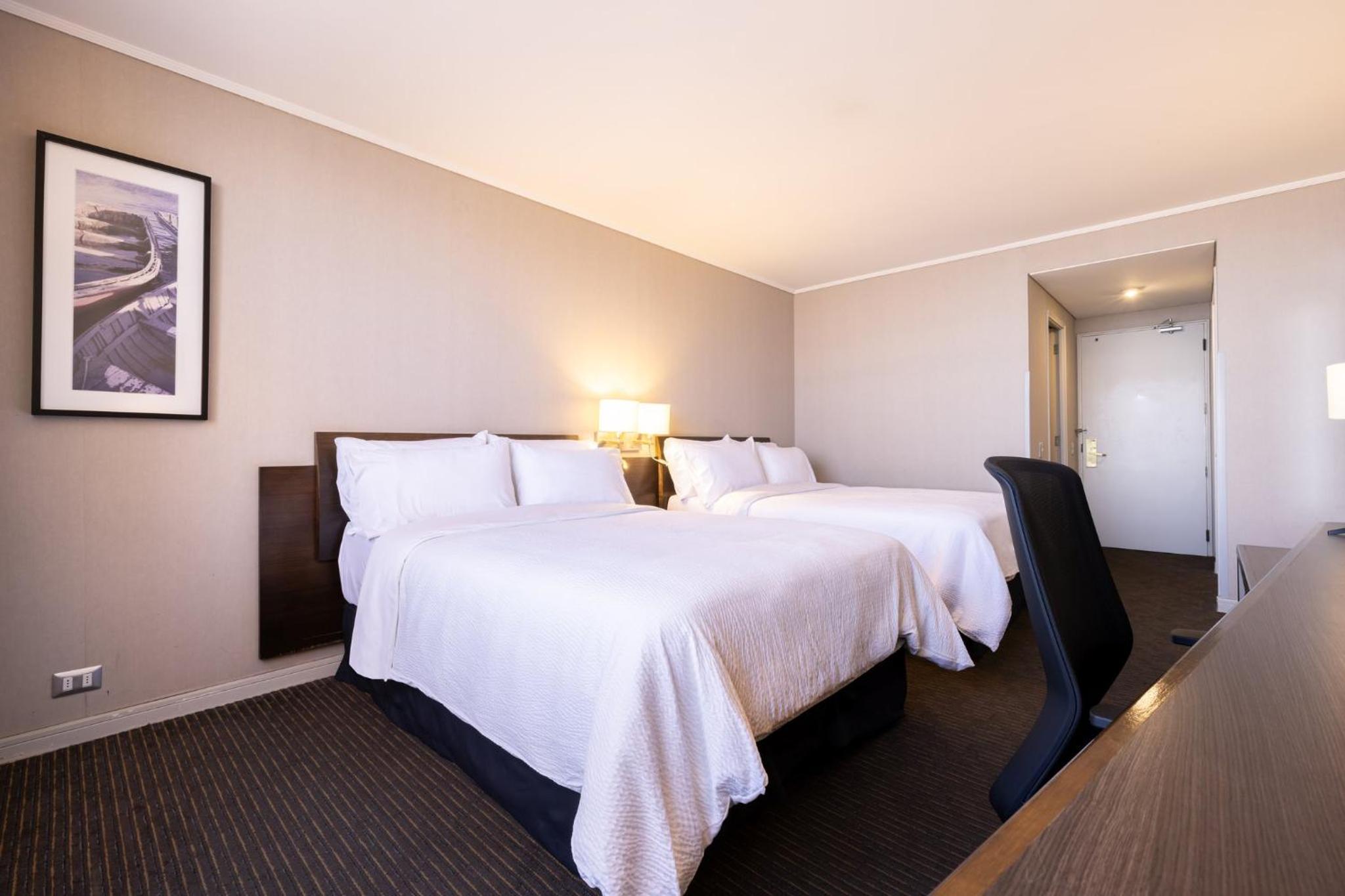 Standard Room with Two Queen Beds - Photo 4