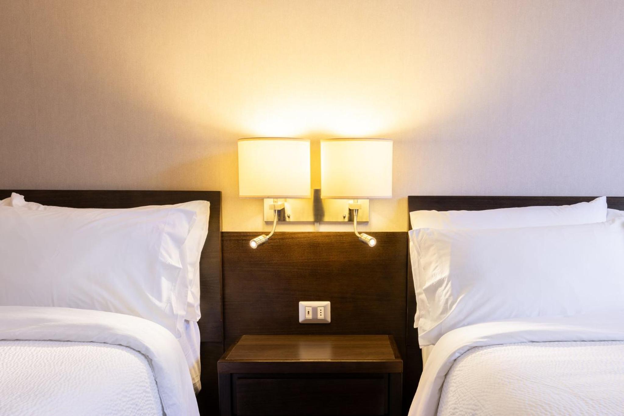 Standard Room with Two Queen Beds - Photo 5