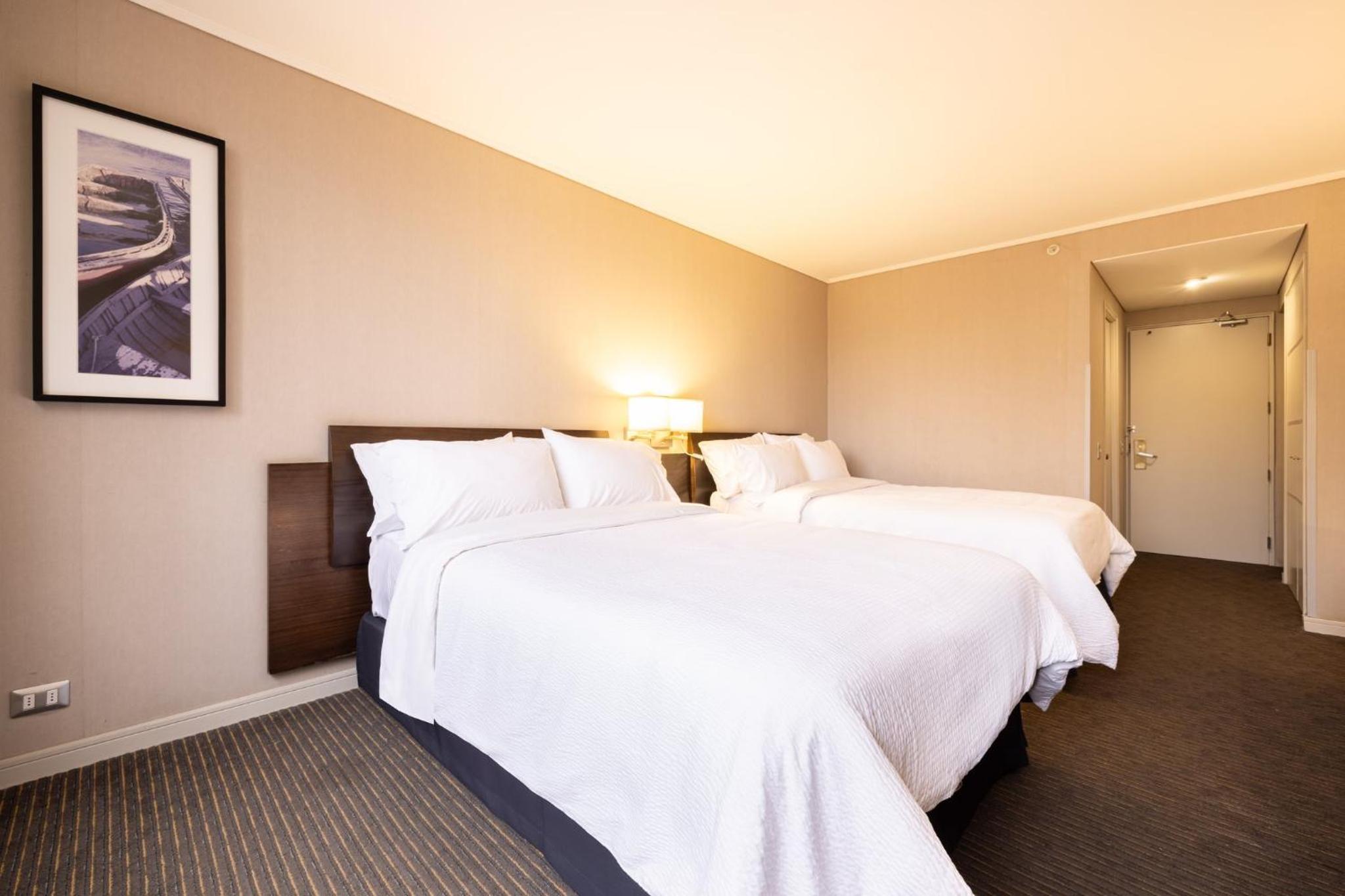 Standard Room with Two Queen Beds - Photo 3