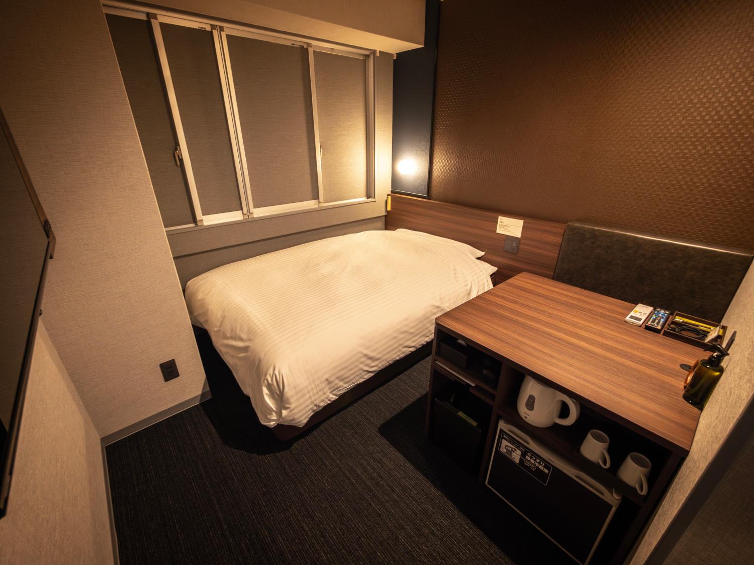 Double Room with Wide Desk - Non-Smoking photo 3