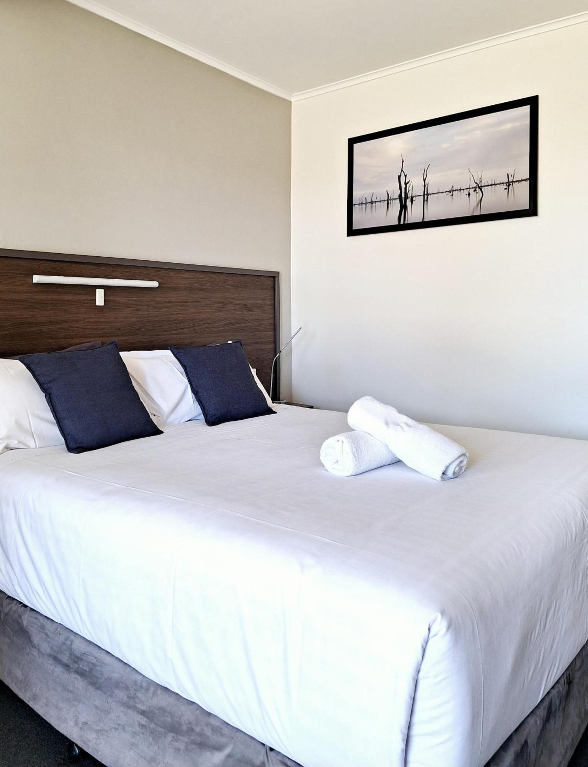 Queen Room photo 2