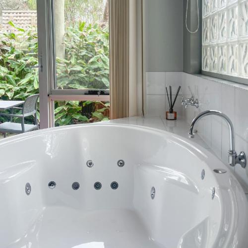 King Room with Spa Bath - Photo 5