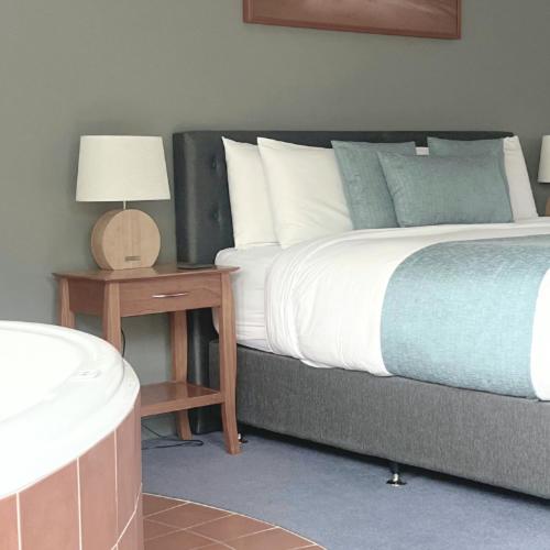 King Room with Spa Bath - Photo 7