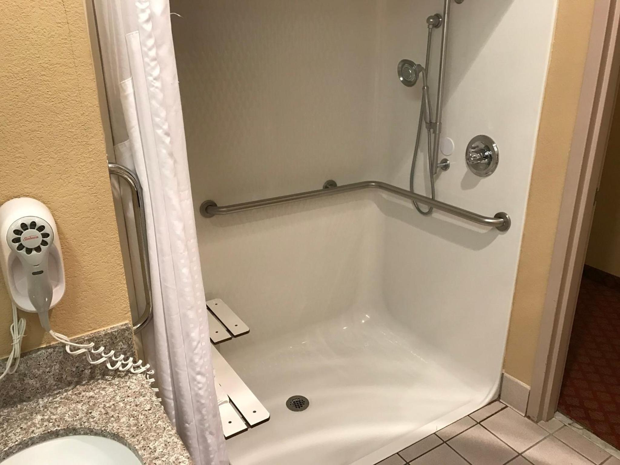 King Room with Roll-In Shower - Disability Access - Photo 6
