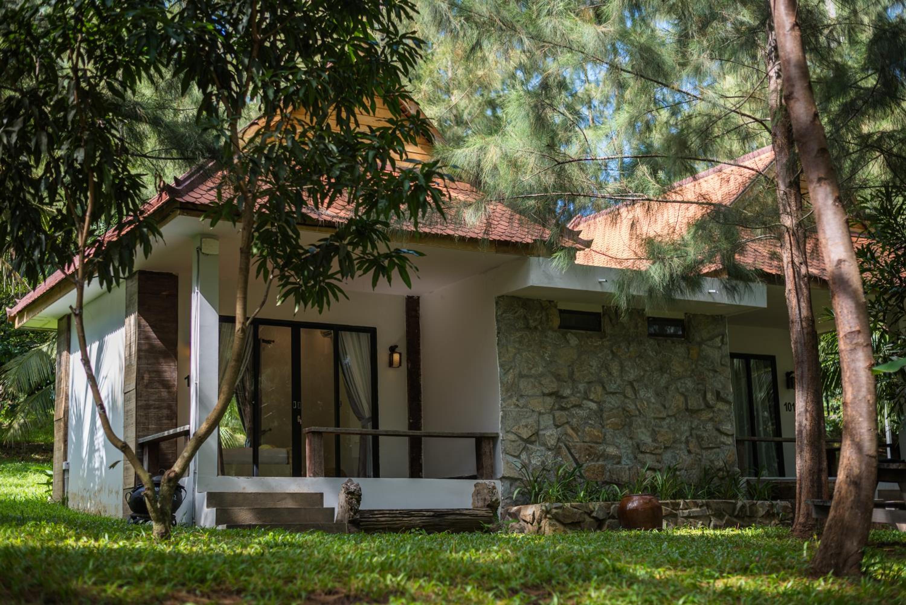Deluxe Bungalow with Garden View photo 2